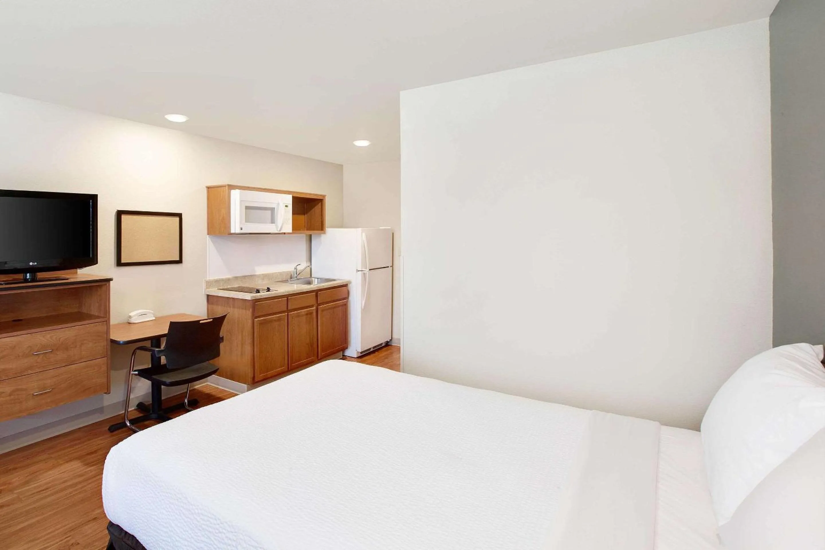 Photo of the whole room, Bed in WoodSpring Suites Lake Charles