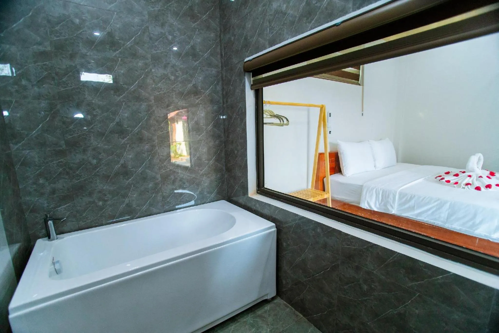 Toilet, Bed in Tam Coc Minh Quan Bungalow & Homestay