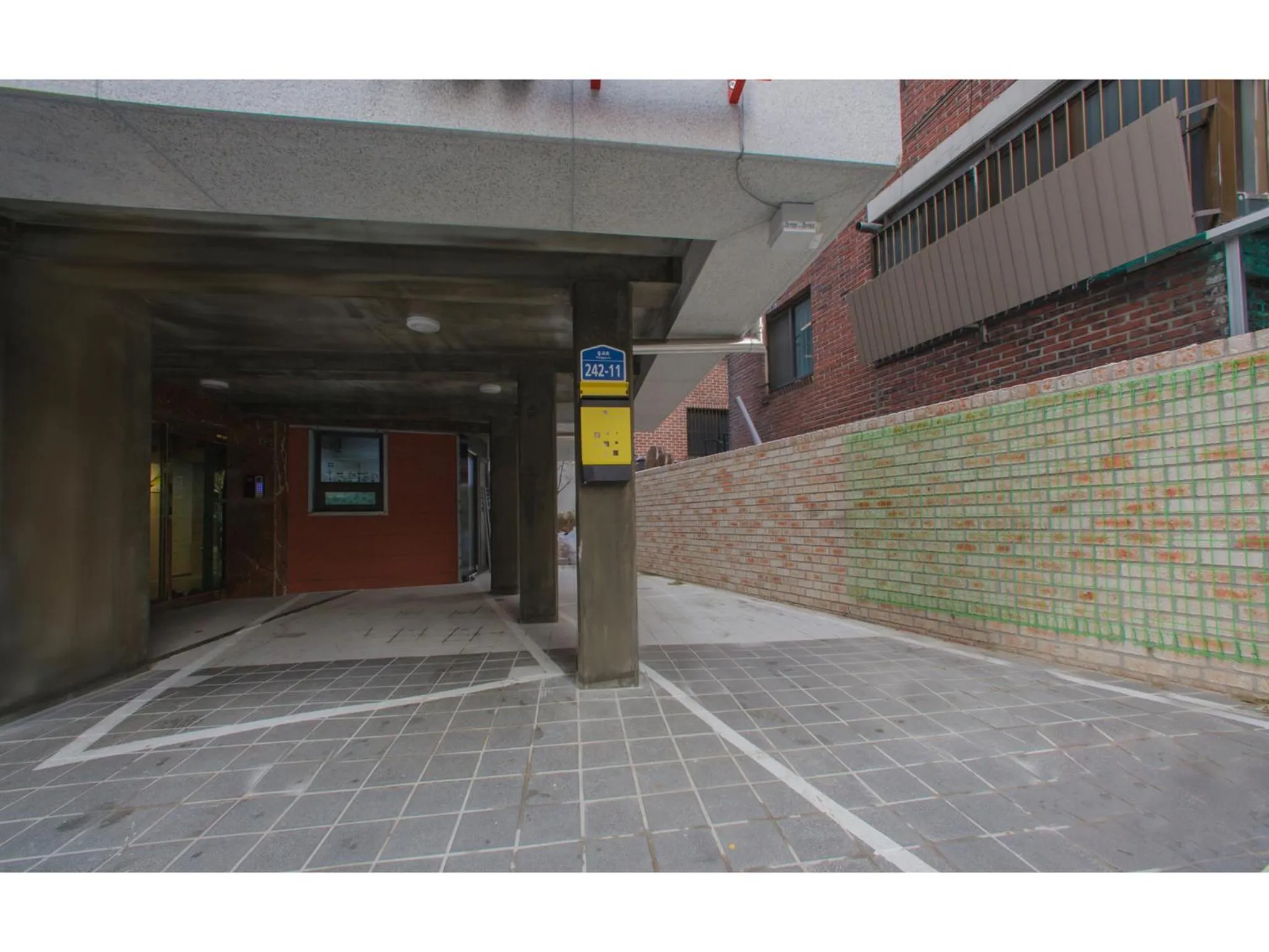 Facade/entrance in BB Hongdae Line