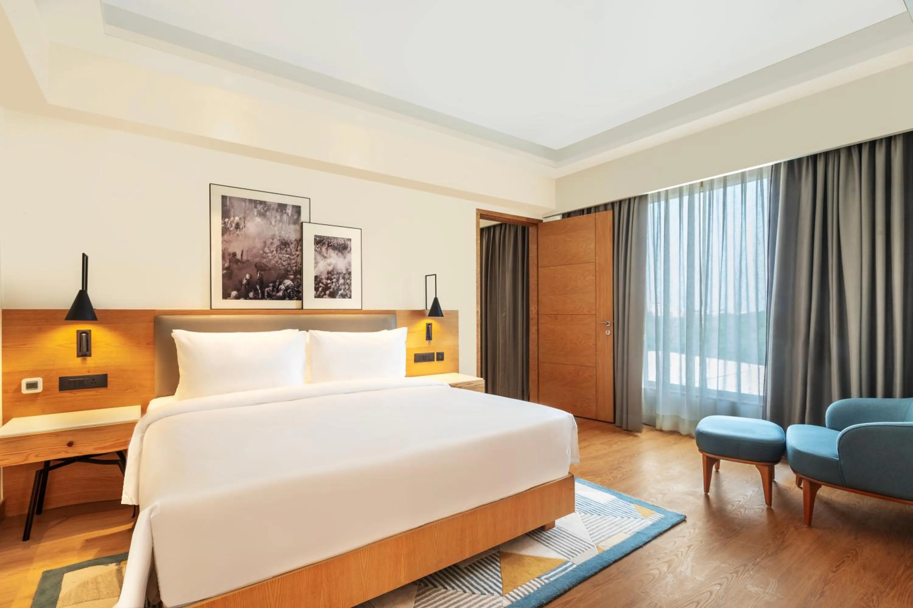 Living room, Bed in Radisson Hotel Vrindavan