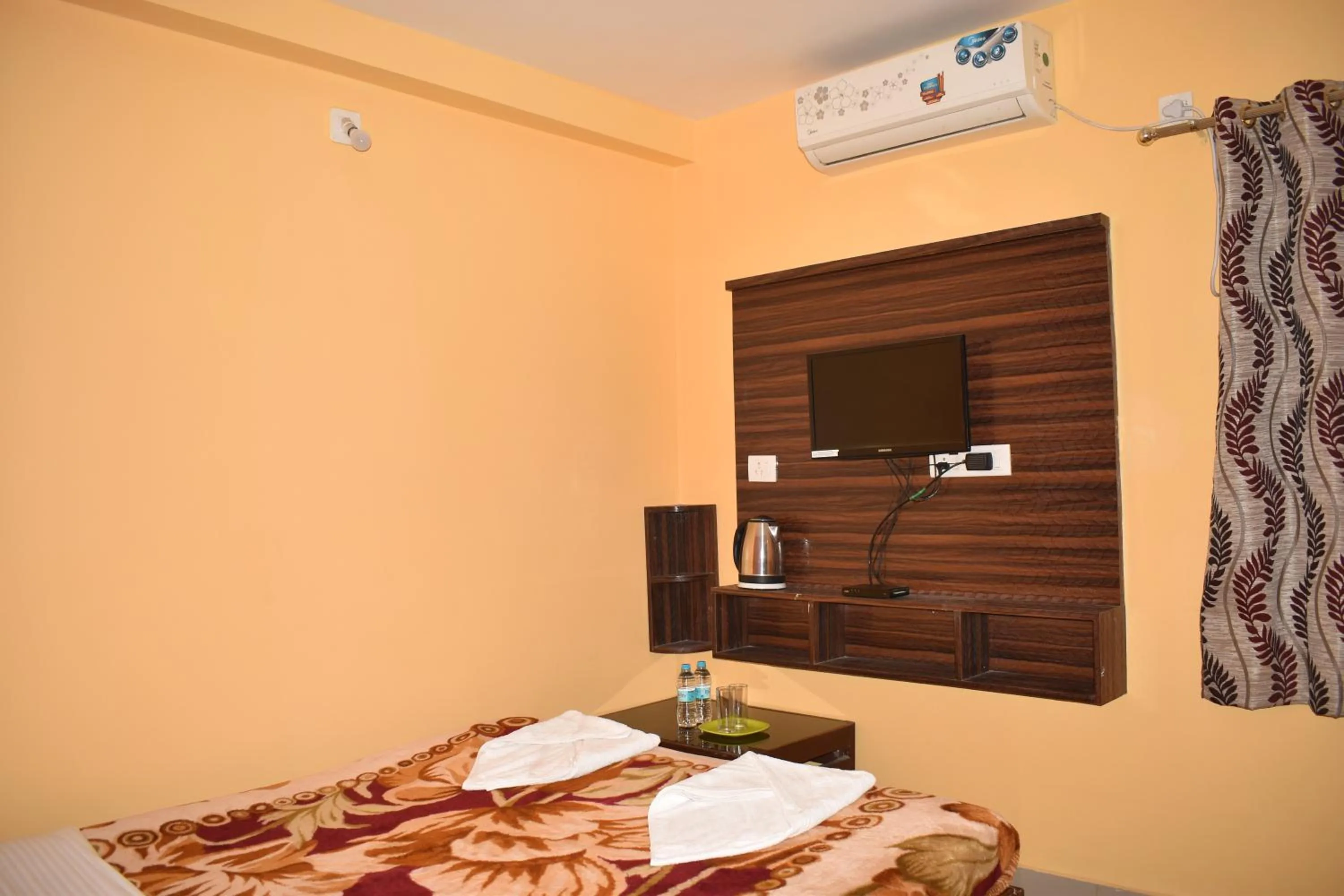 Communal lounge/ TV room, Bed in Sakura House