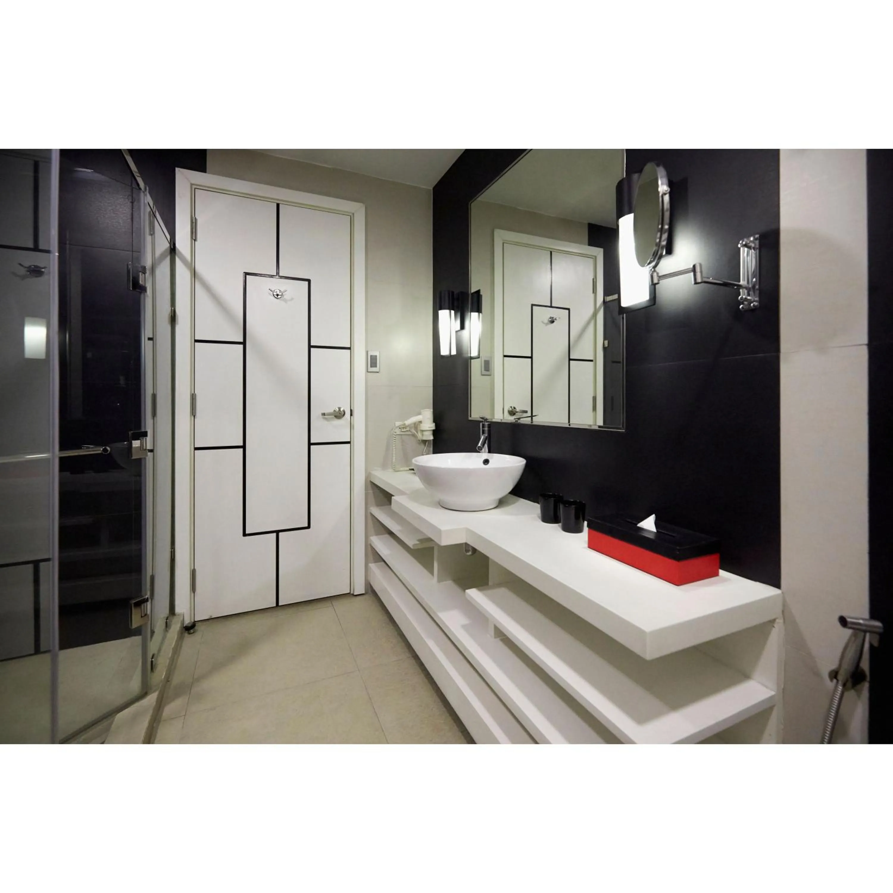 Bathroom, Bed in Summit Hotel Magnolia