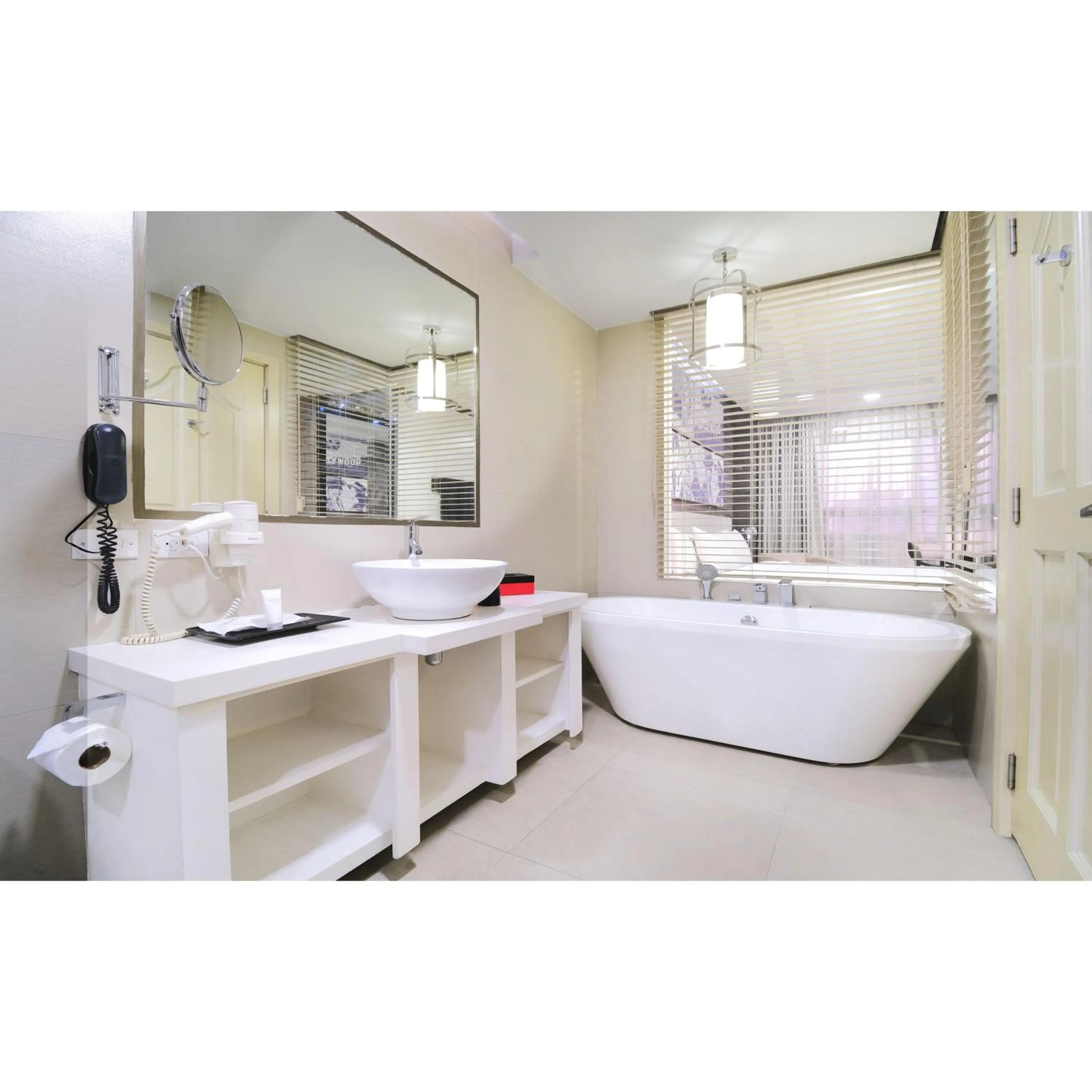 Bathroom, Bed in Summit Hotel Magnolia