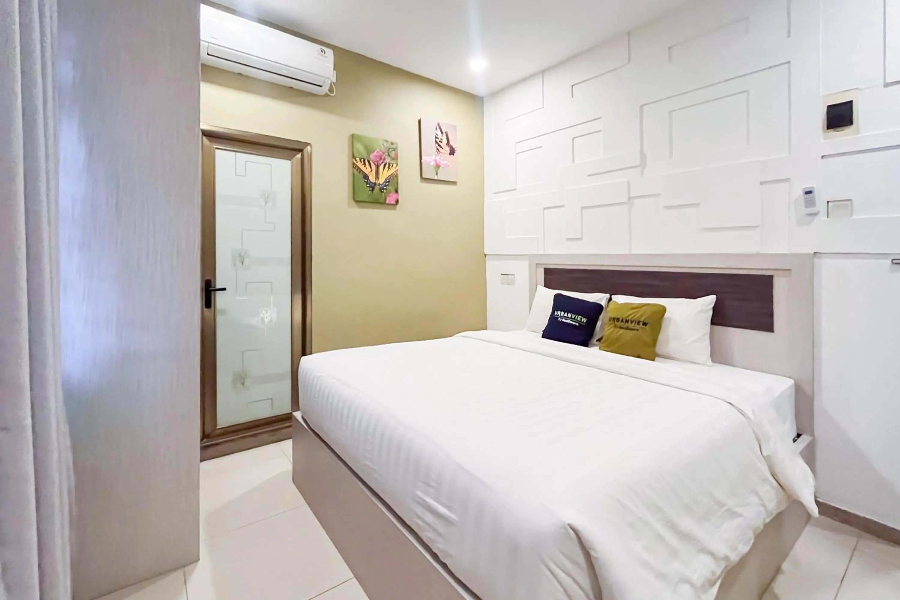 Bedroom, Bed in Urbanview Hotel X Ten Harbour Bay Batam