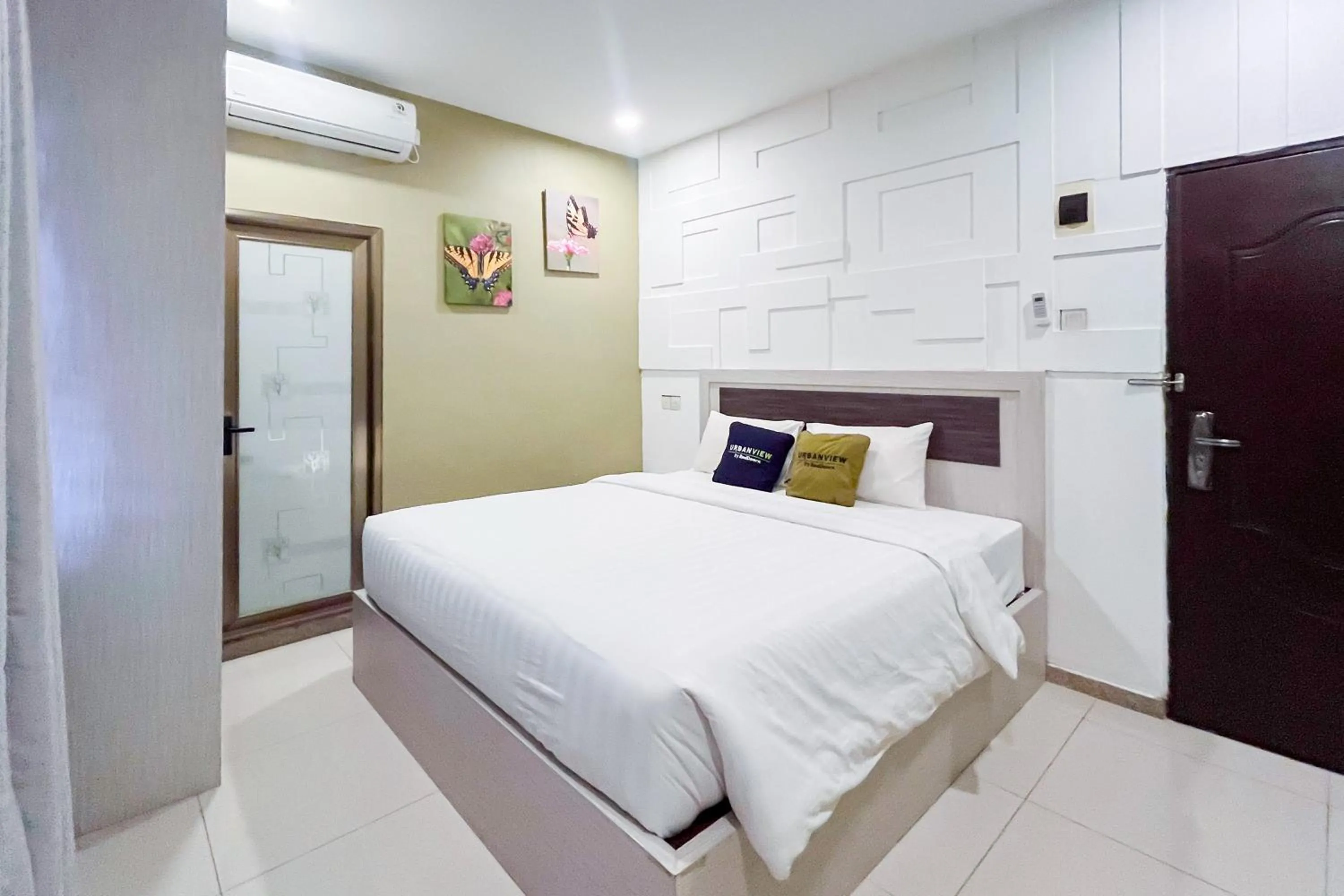 Bedroom, Bed in Urbanview Hotel X Ten Harbour Bay Batam
