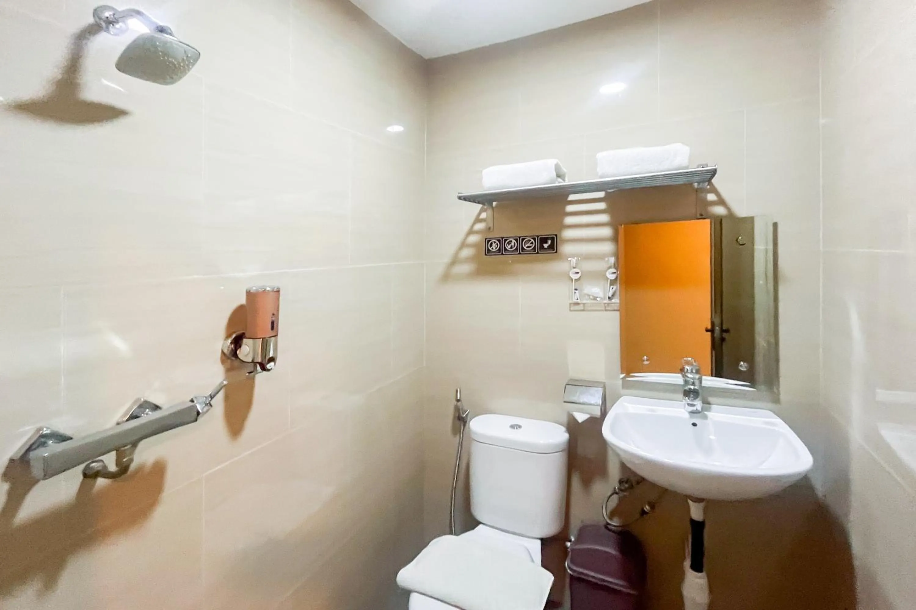 Bathroom in Urbanview Hotel X Ten Harbour Bay Batam