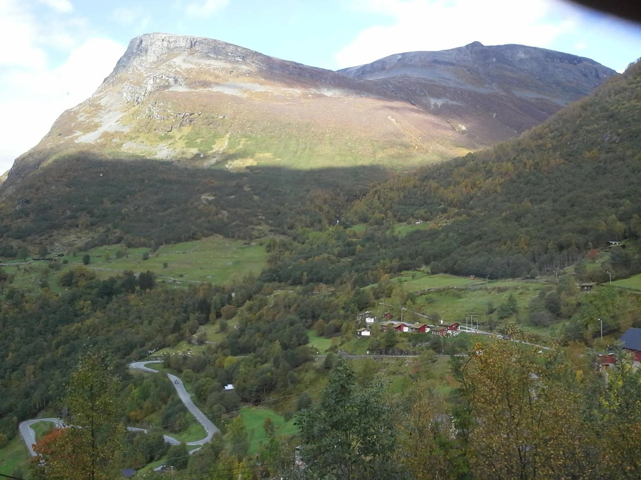 Hiking in Lunheim in Geiranger