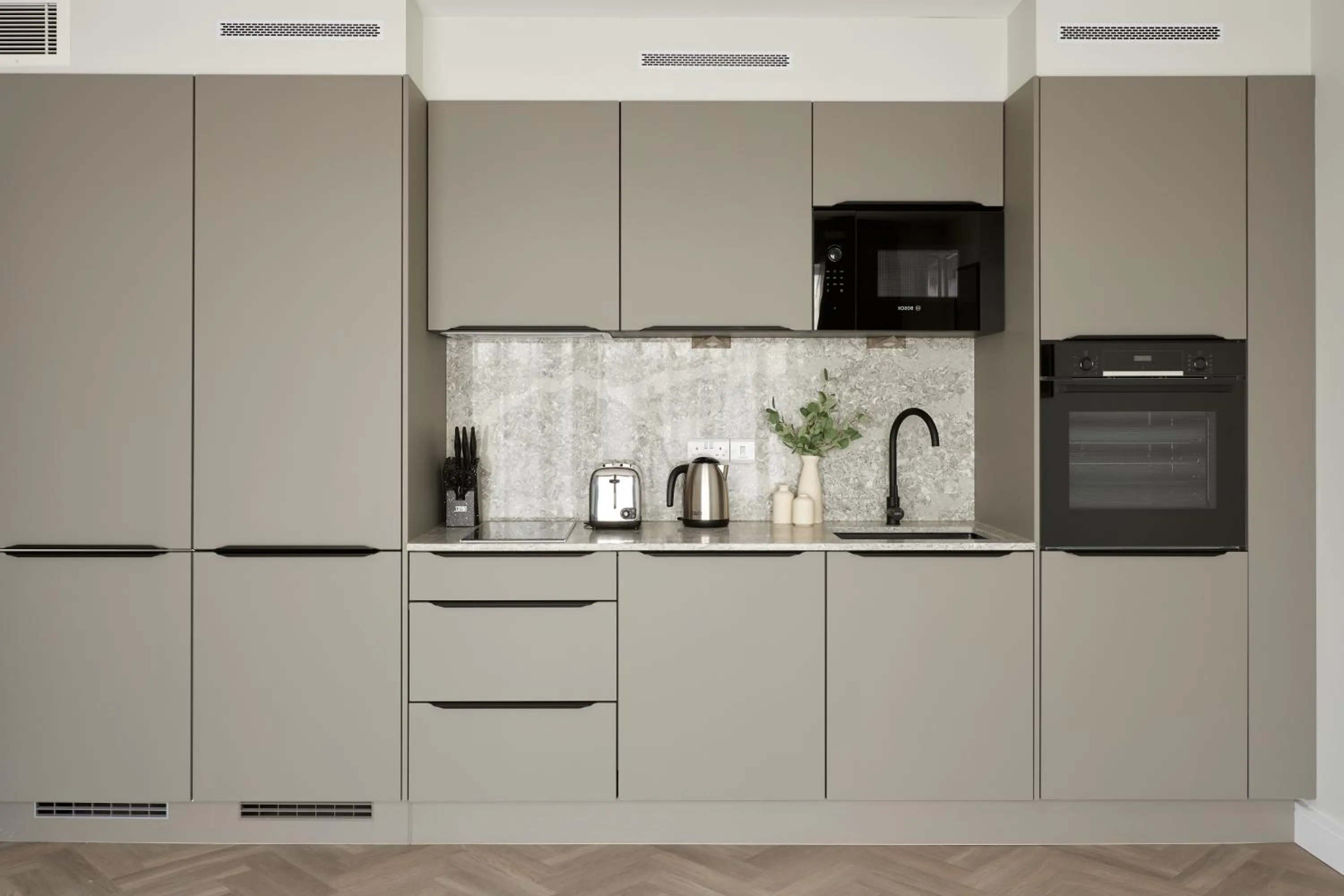 Coffee/tea facilities in London City East by Viridian Apartments