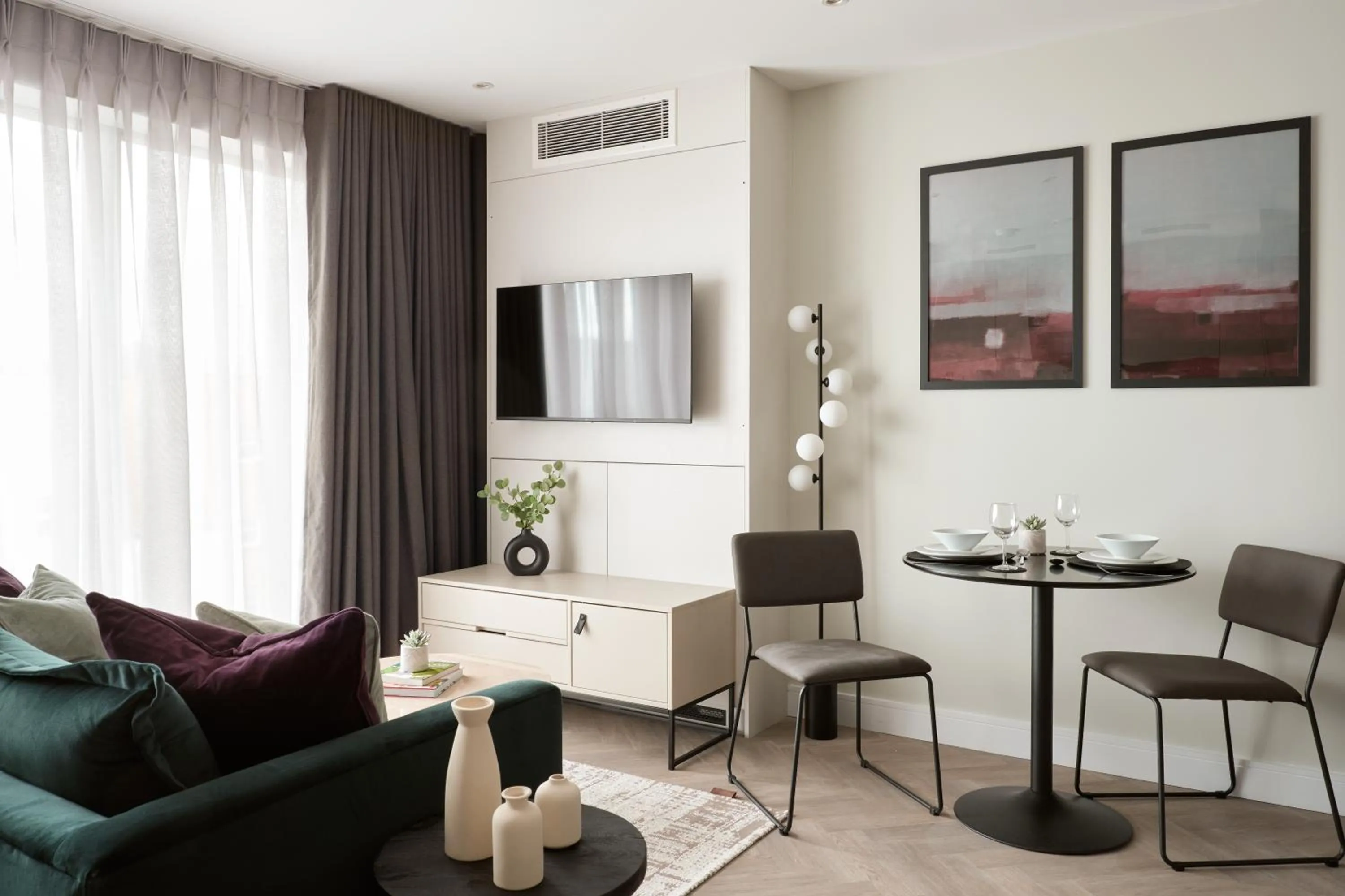 Communal lounge/ TV room in London City East by Viridian Apartments