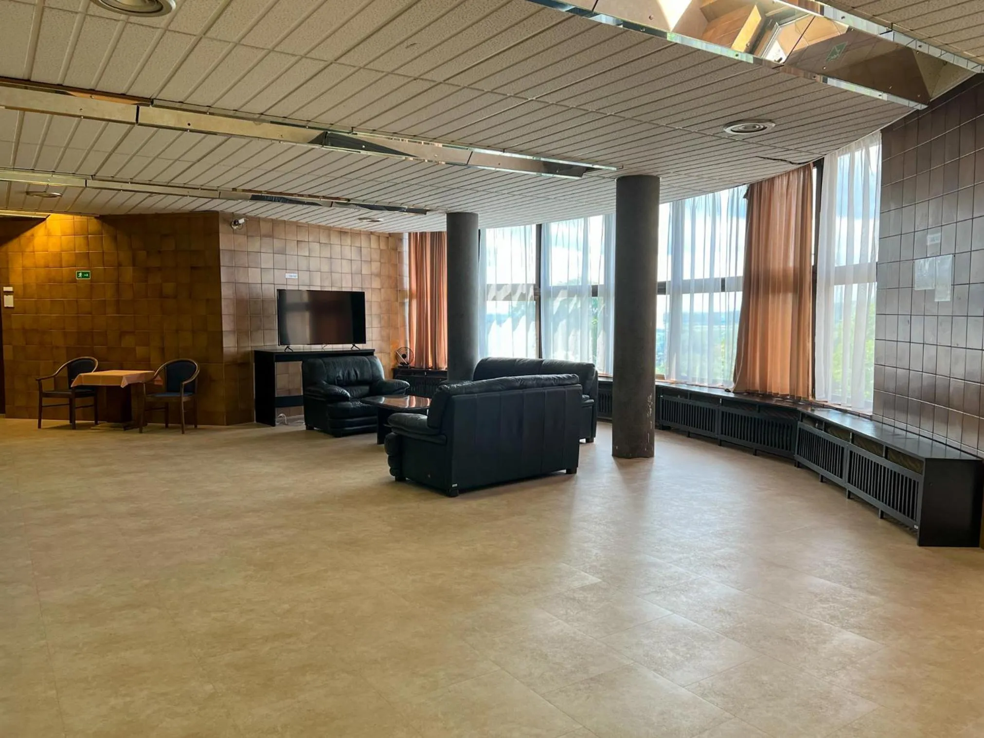Communal lounge/ TV room in Retro Hotel Suza