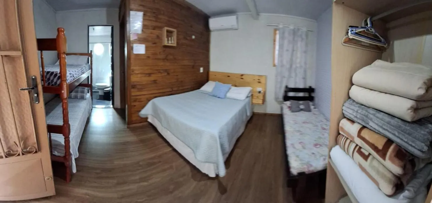 Photo of the whole room in Chalé das Neves