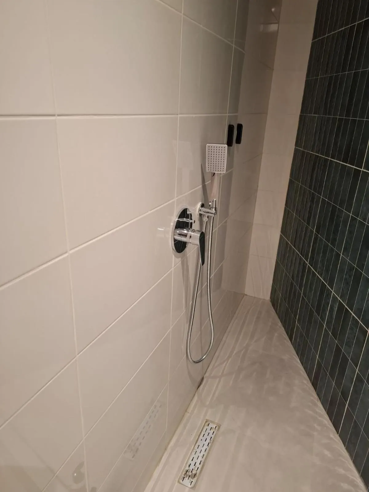 Shower in Figleaf Kypseli