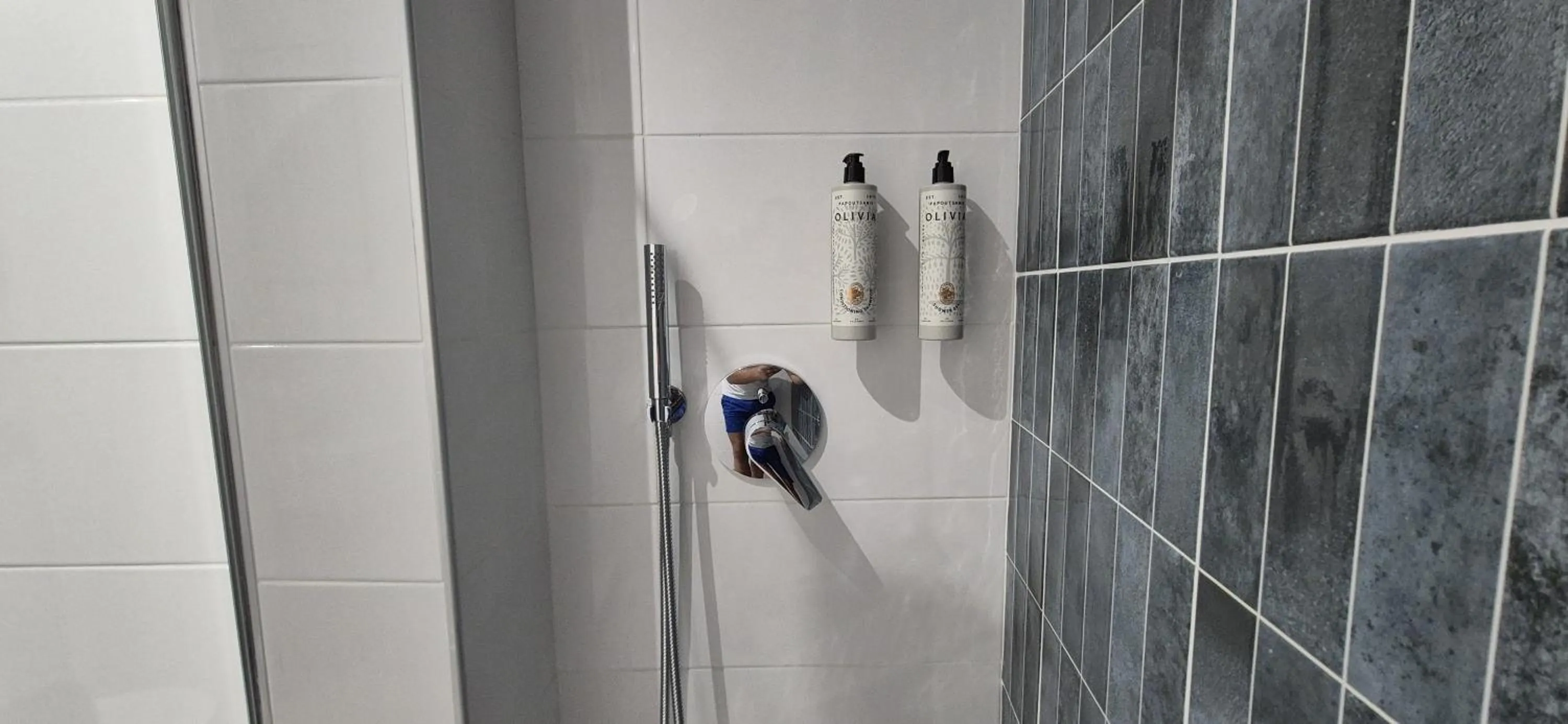 Shower in Figleaf Kypseli