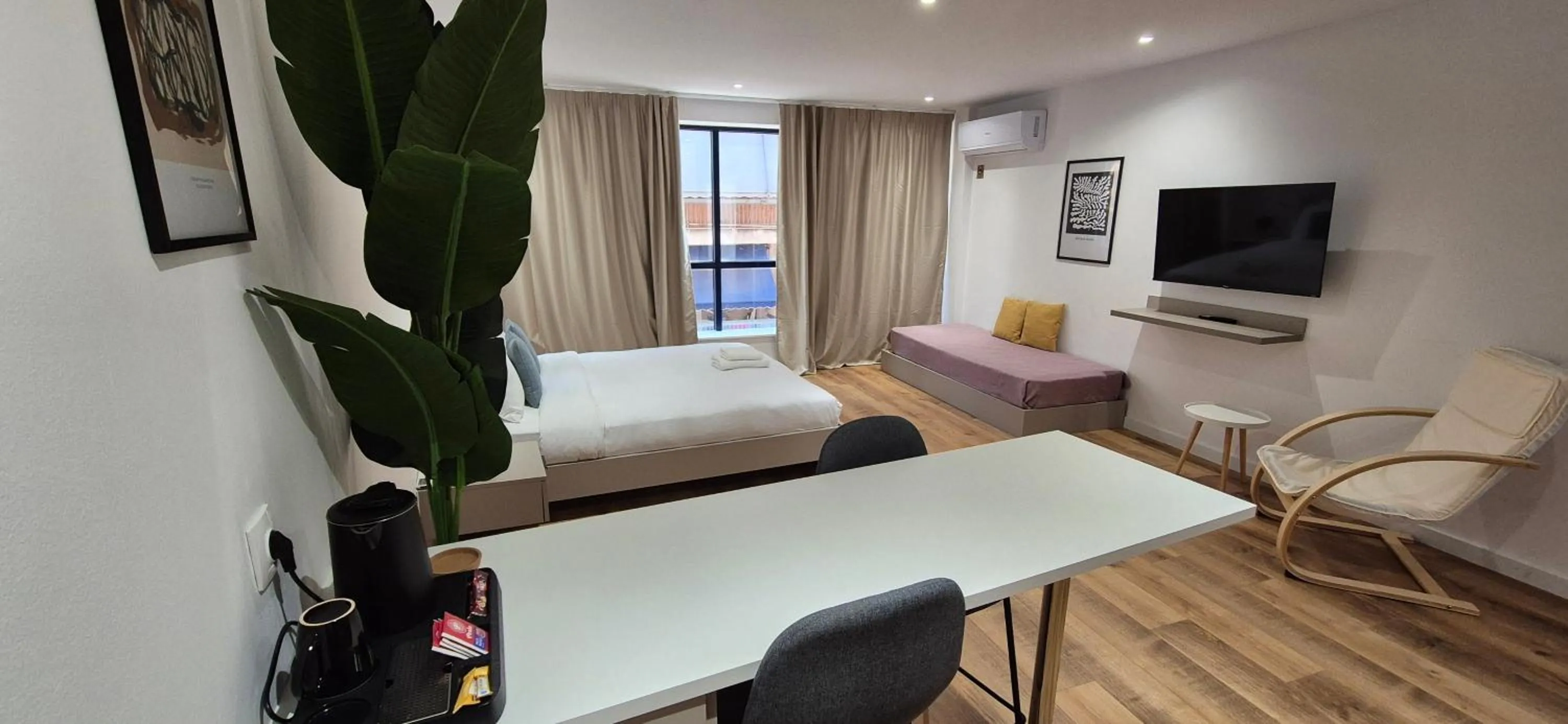 Communal lounge/ TV room, Bed in Figleaf Kypseli