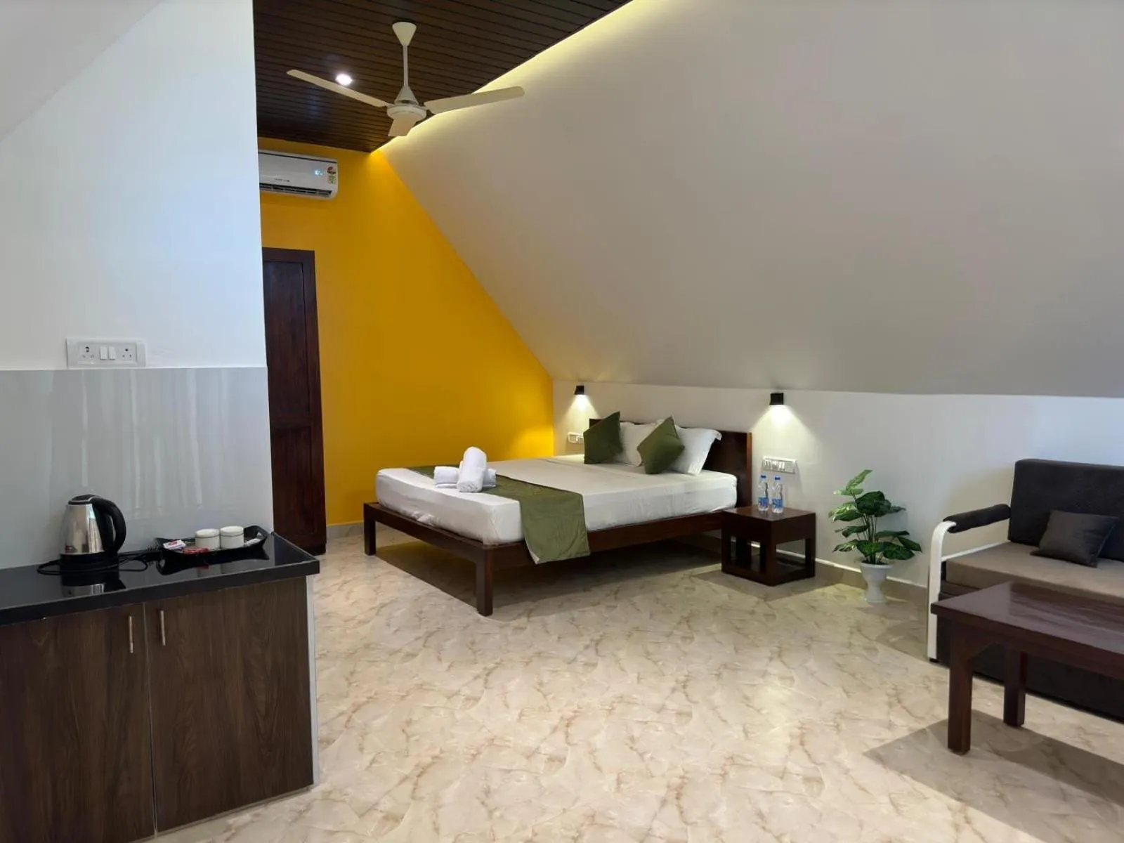 Bedroom, Bed in Peace Garden Beach Resort