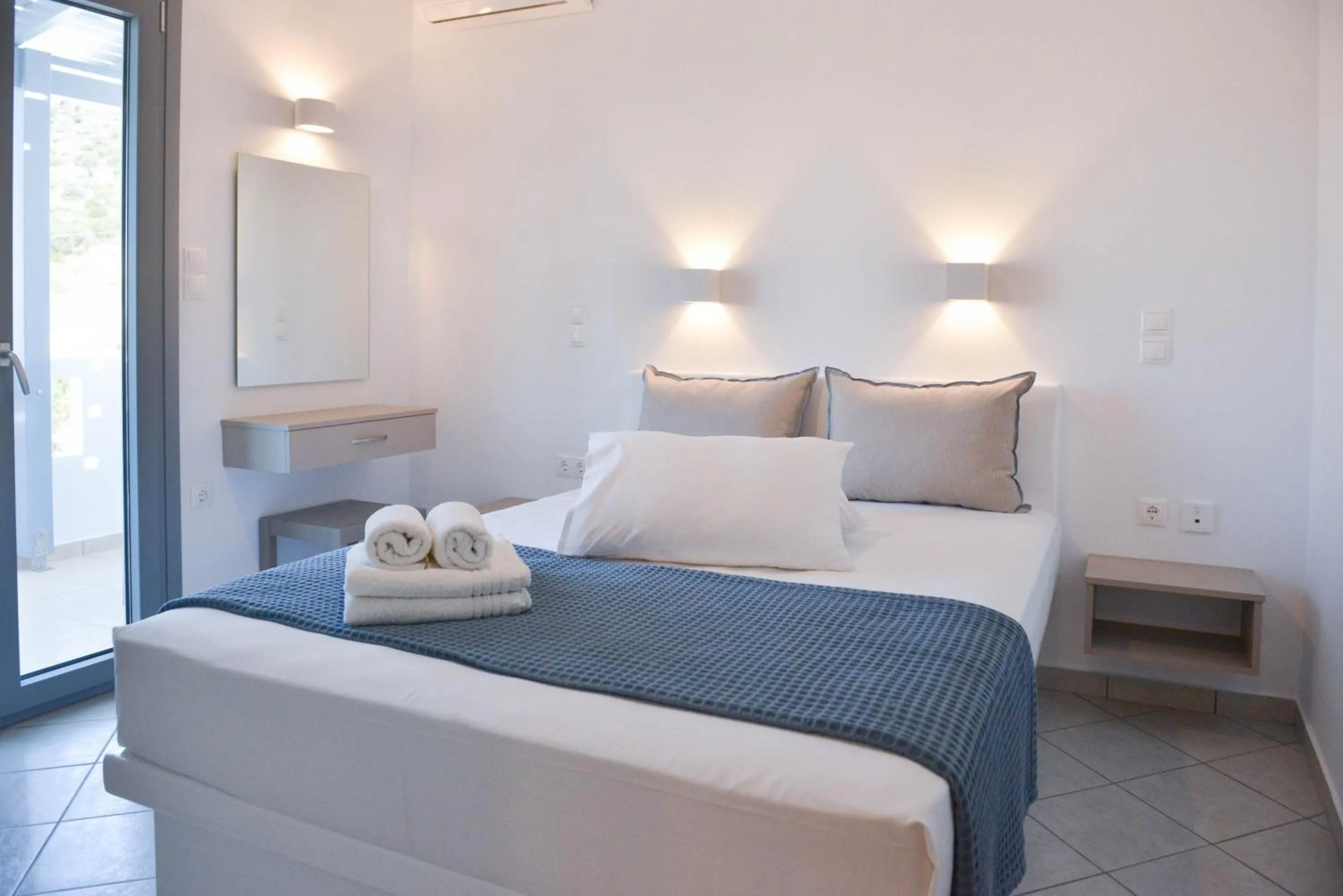 Bed in Paradise Studios