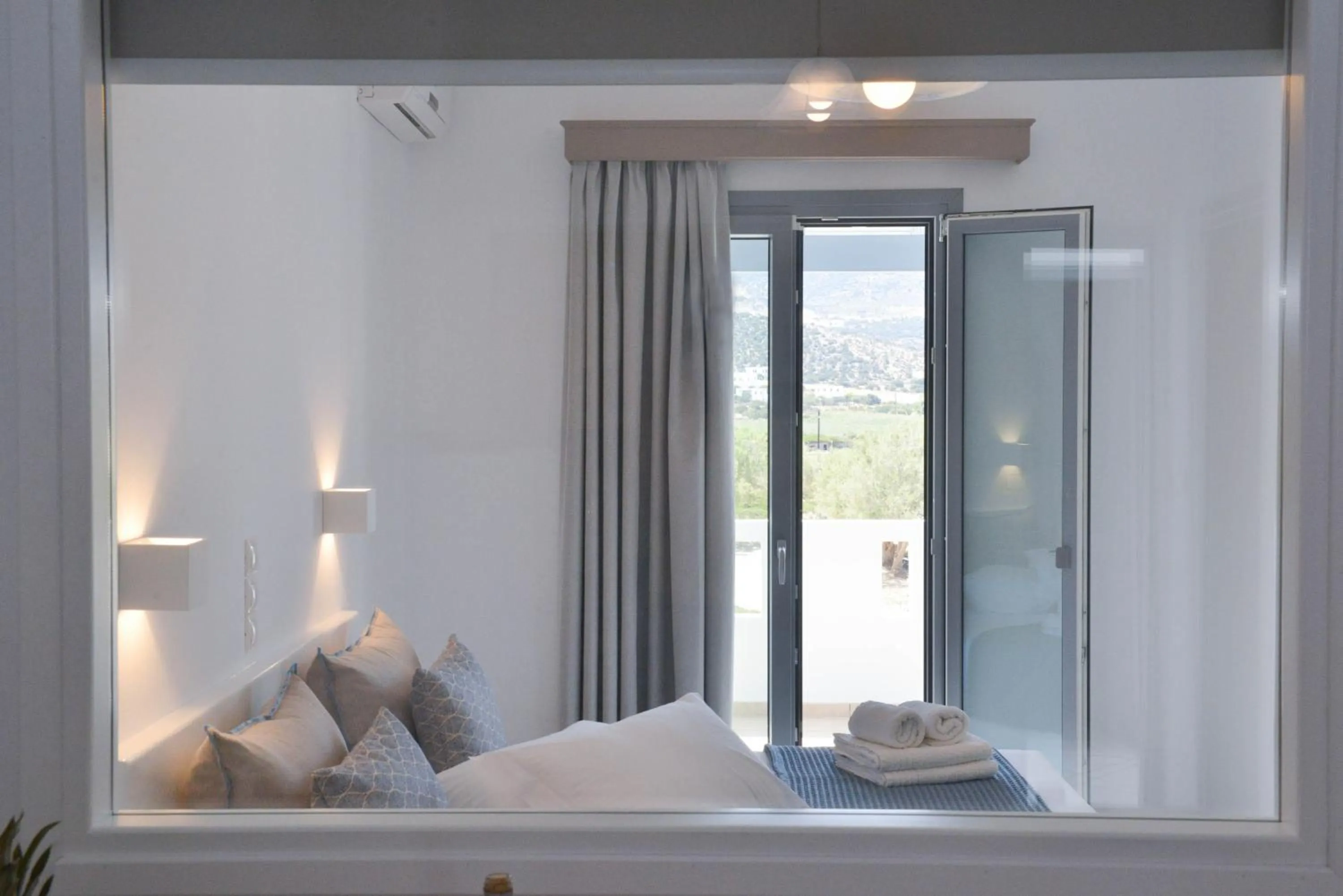 Bed in Paradise Studios