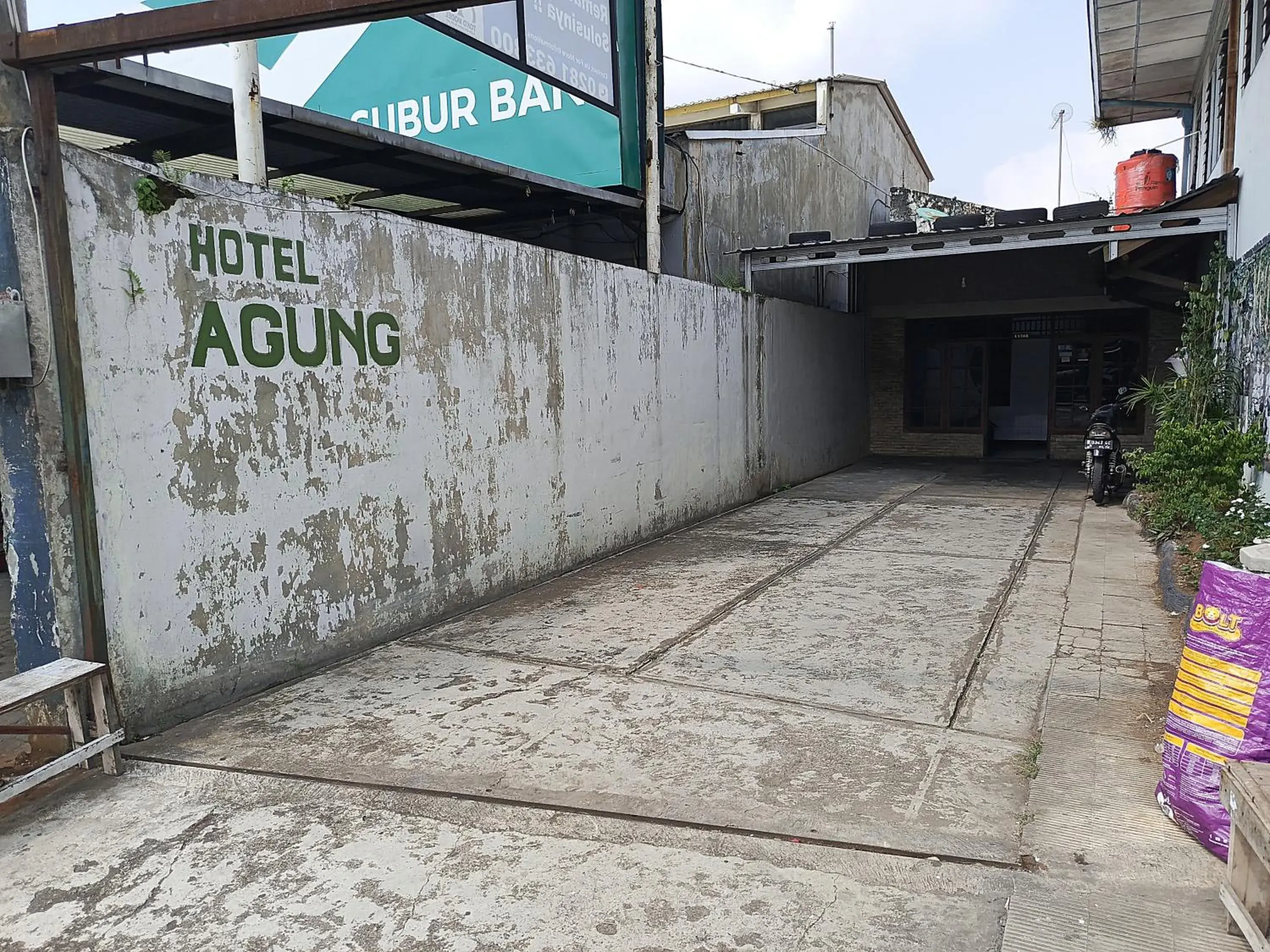 Facade/entrance in Hotel O Dian Asih Rooms Facade/entrance in Hotel O Dian Asih Rooms