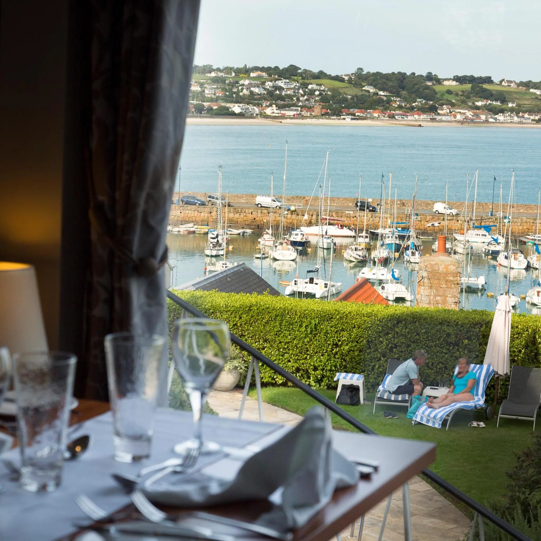 Restaurant/places to eat in Somerville Hotel