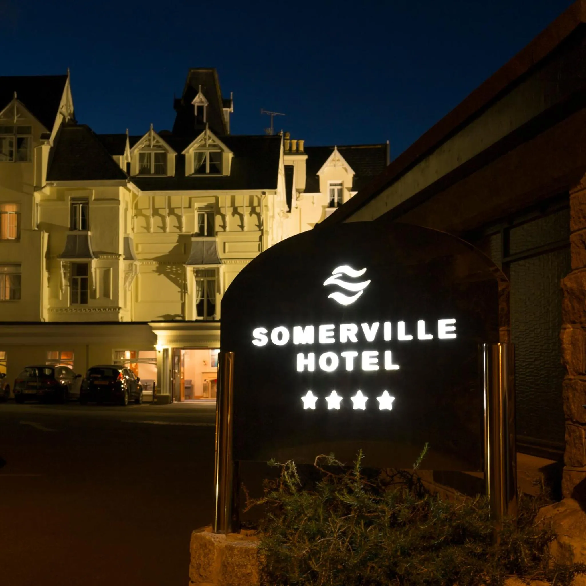 Facade/entrance in Somerville Hotel