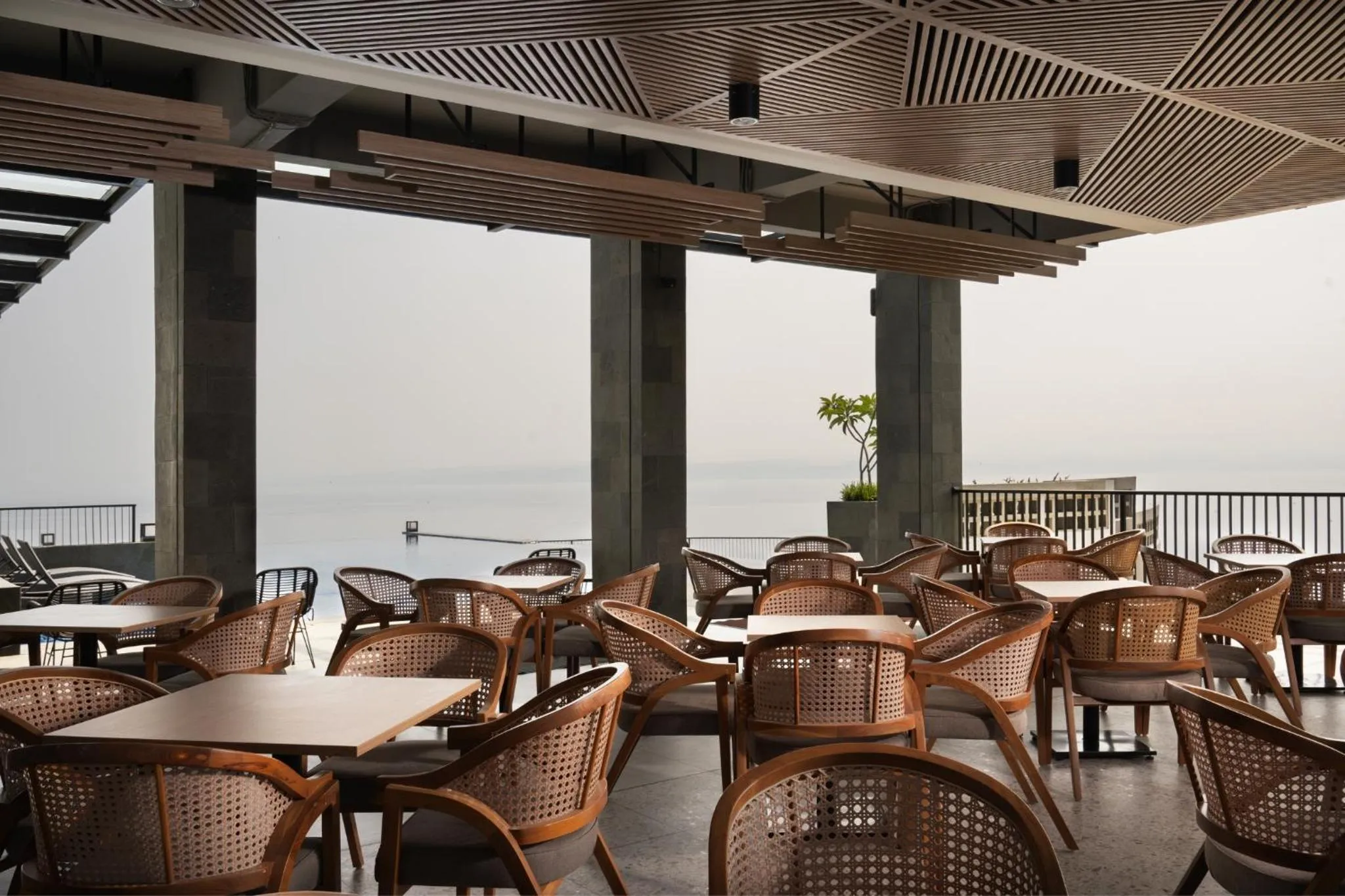 Restaurant/places to eat in Laska Hotel & Resort Ciletuh