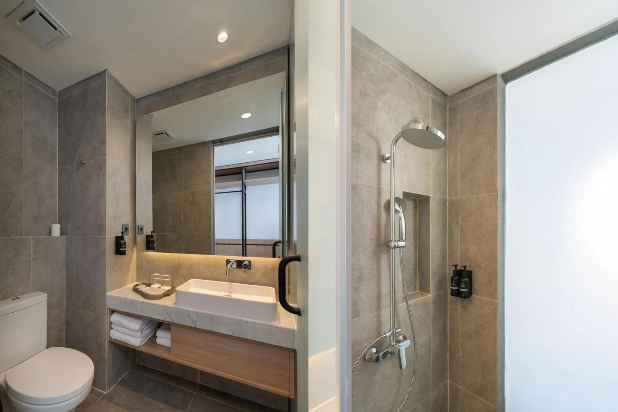 Shower in Laska Hotel & Resort Ciletuh