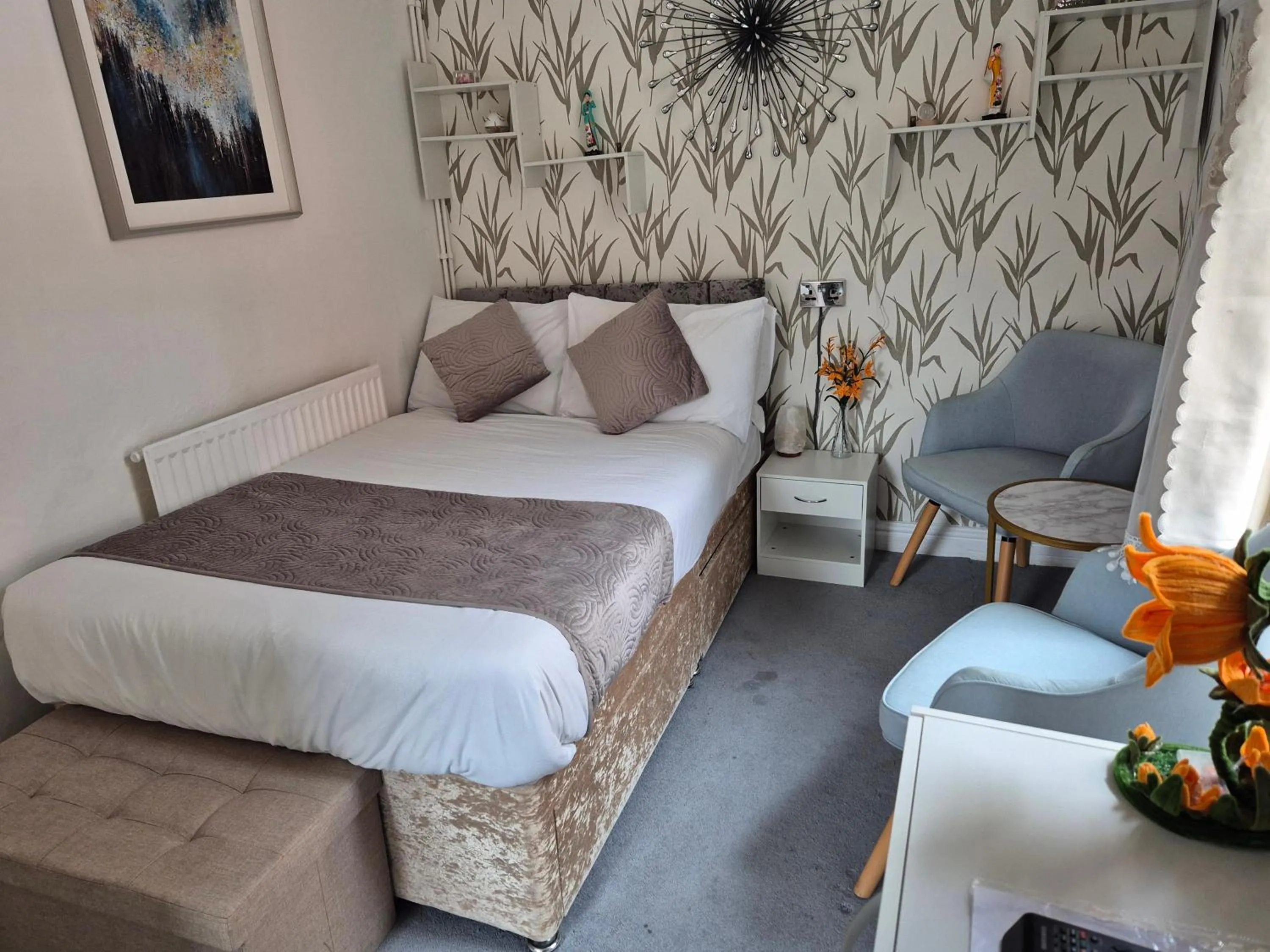 Bed in Glendor Hotel