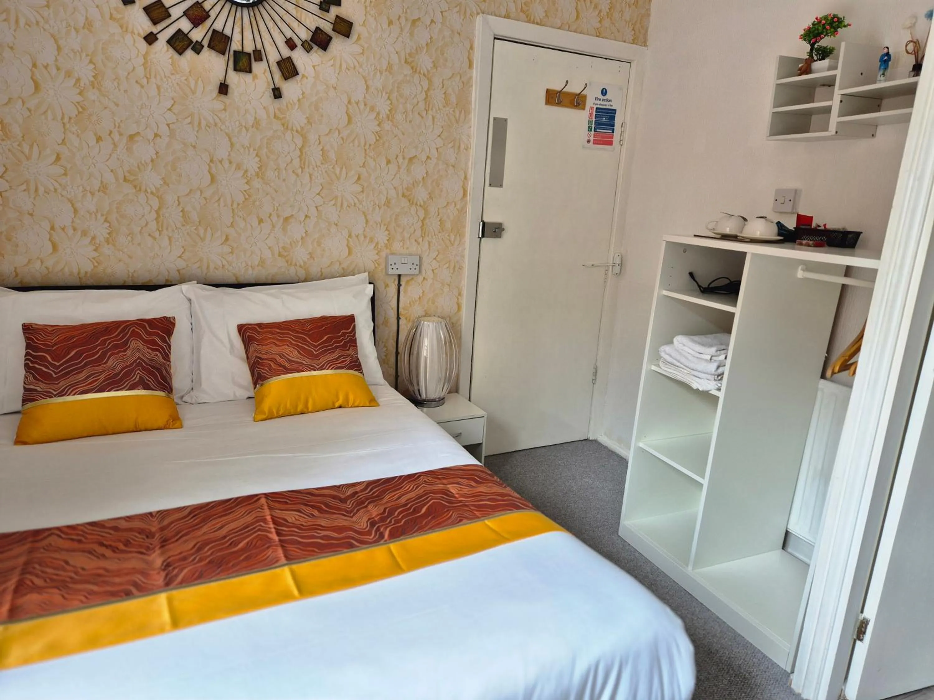 Bed in Glendor Hotel