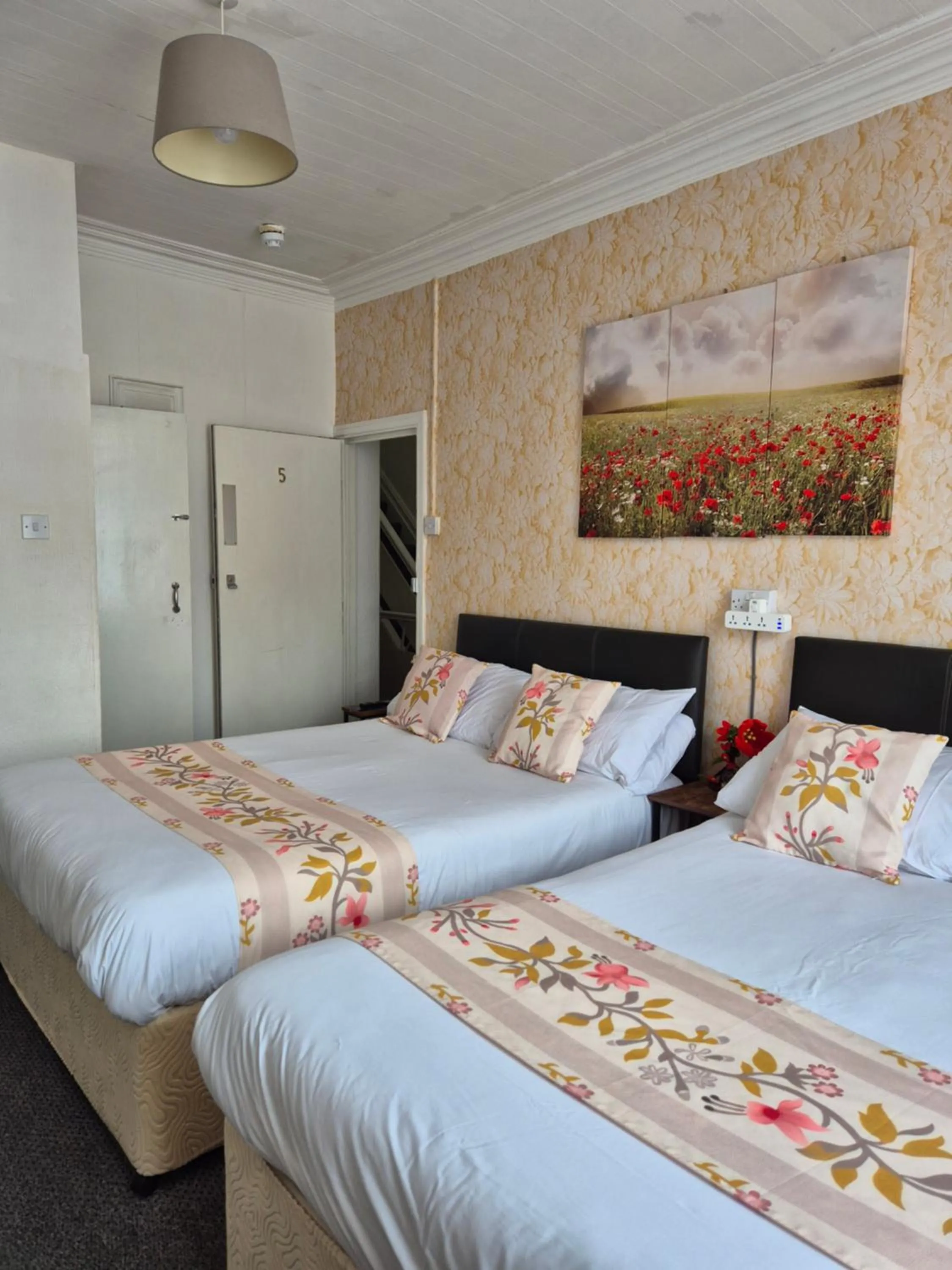 Bed in Glendor Hotel