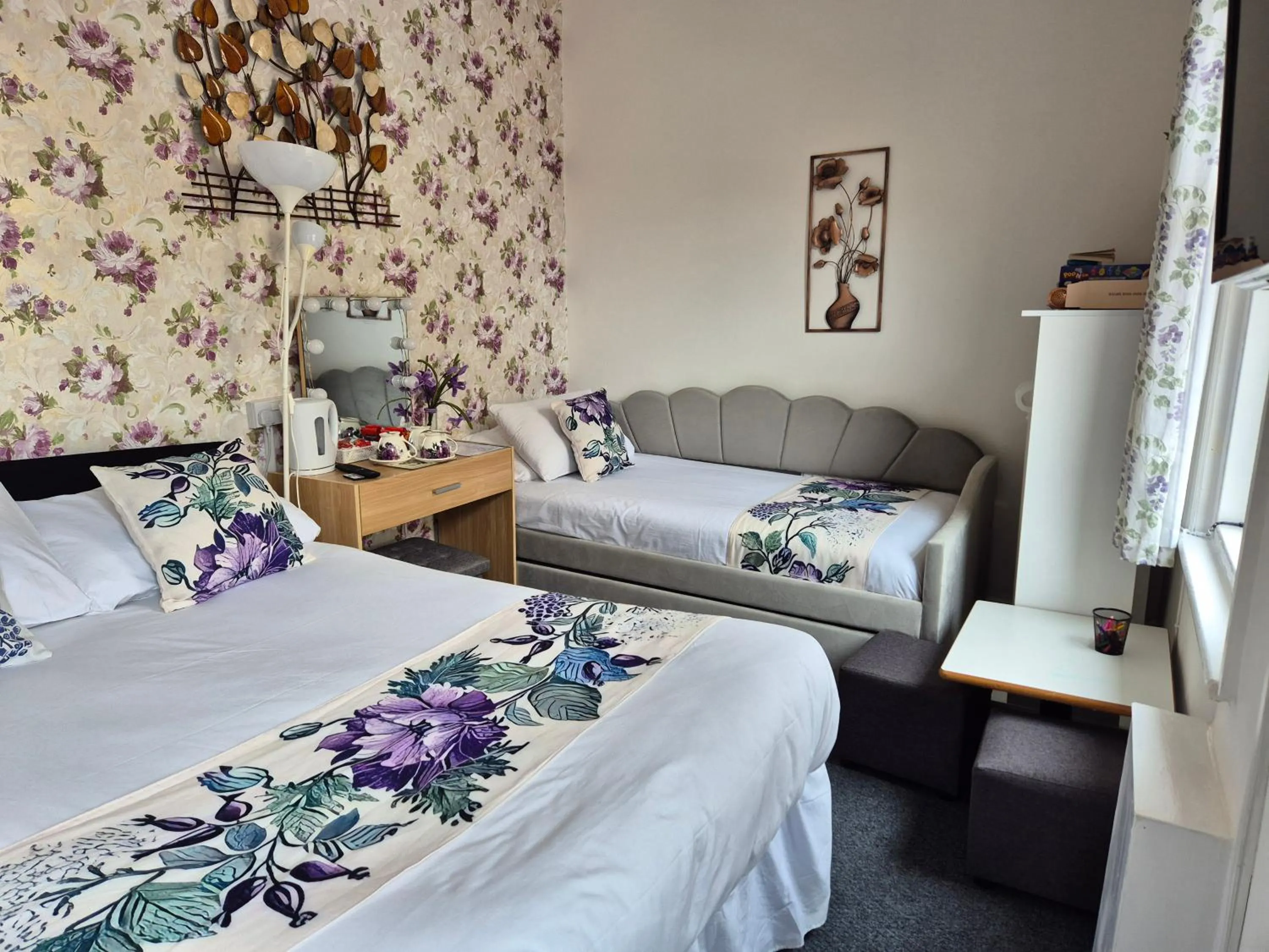 Bed in Glendor Hotel