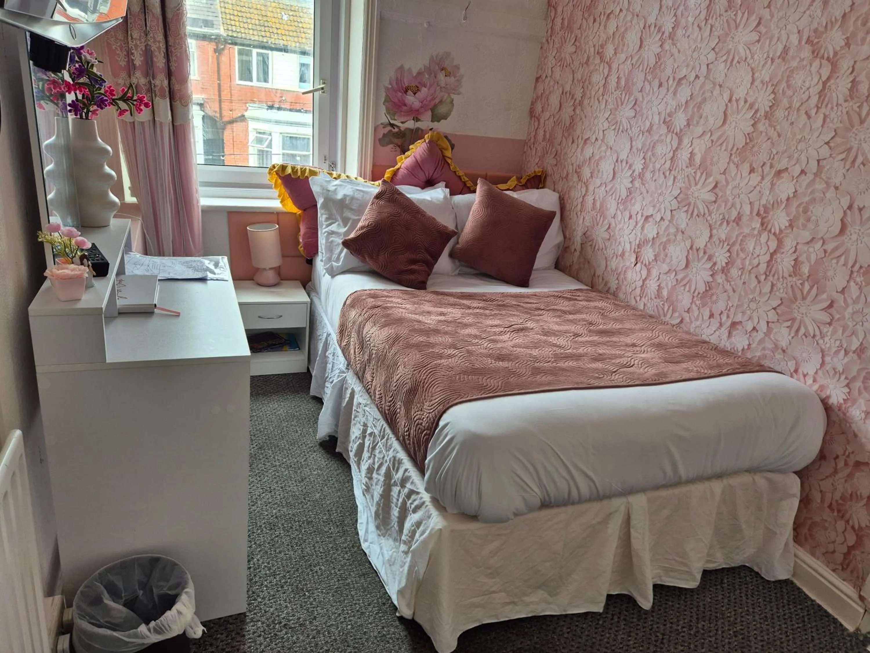 Bed in Glendor Hotel
