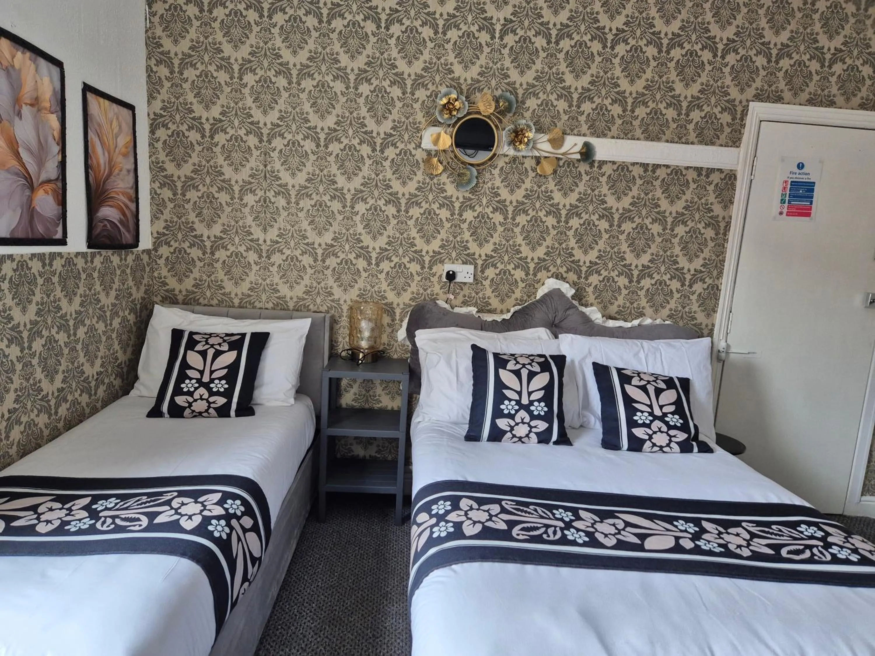 Bed in Glendor Hotel