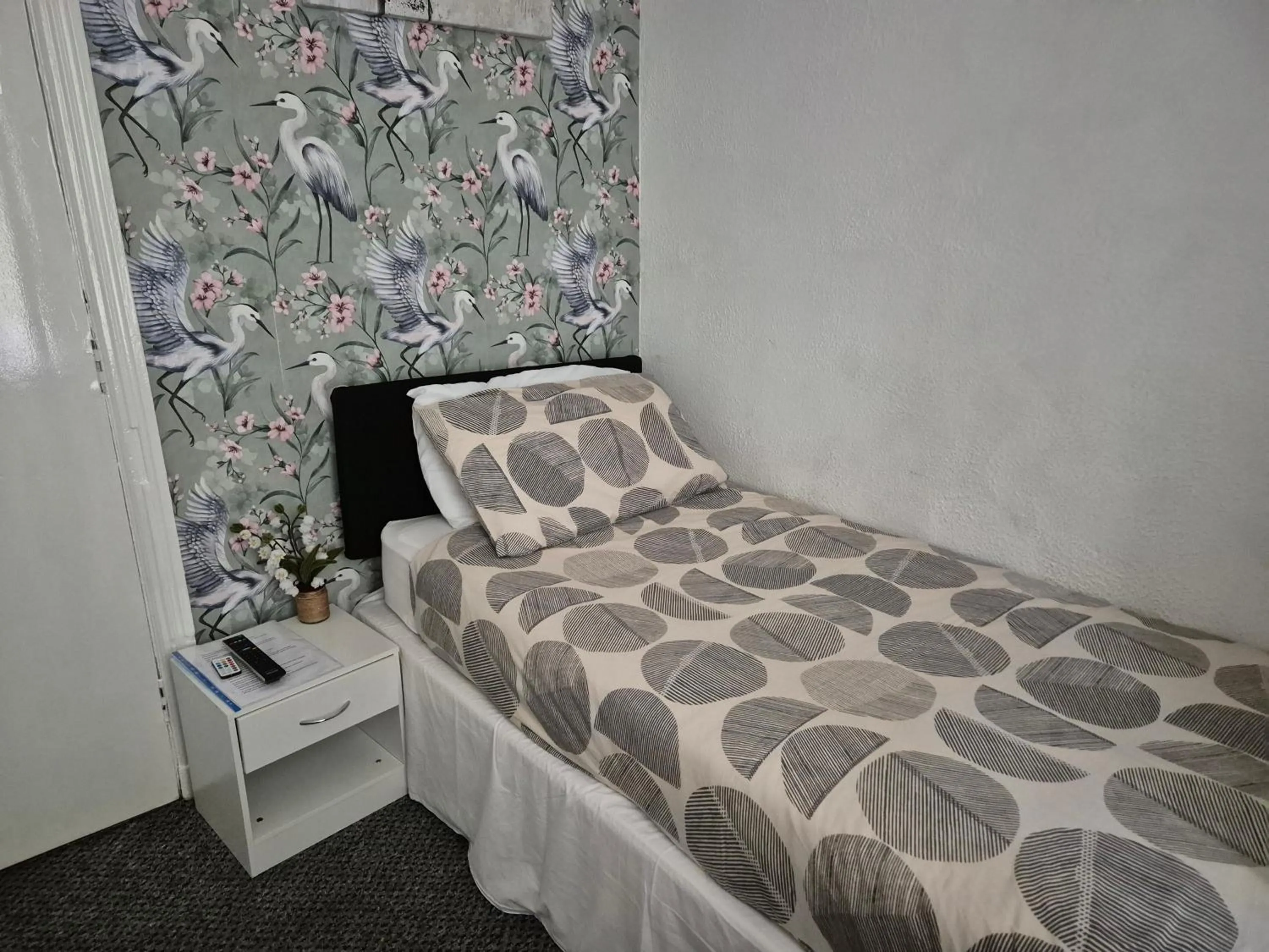 Bed in Glendor Hotel