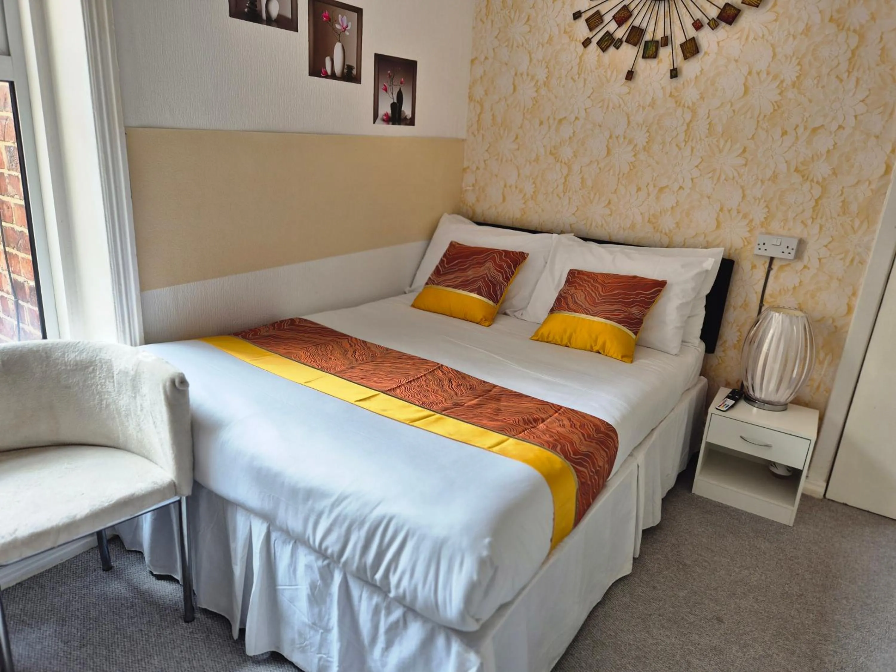 Bed in Glendor Hotel