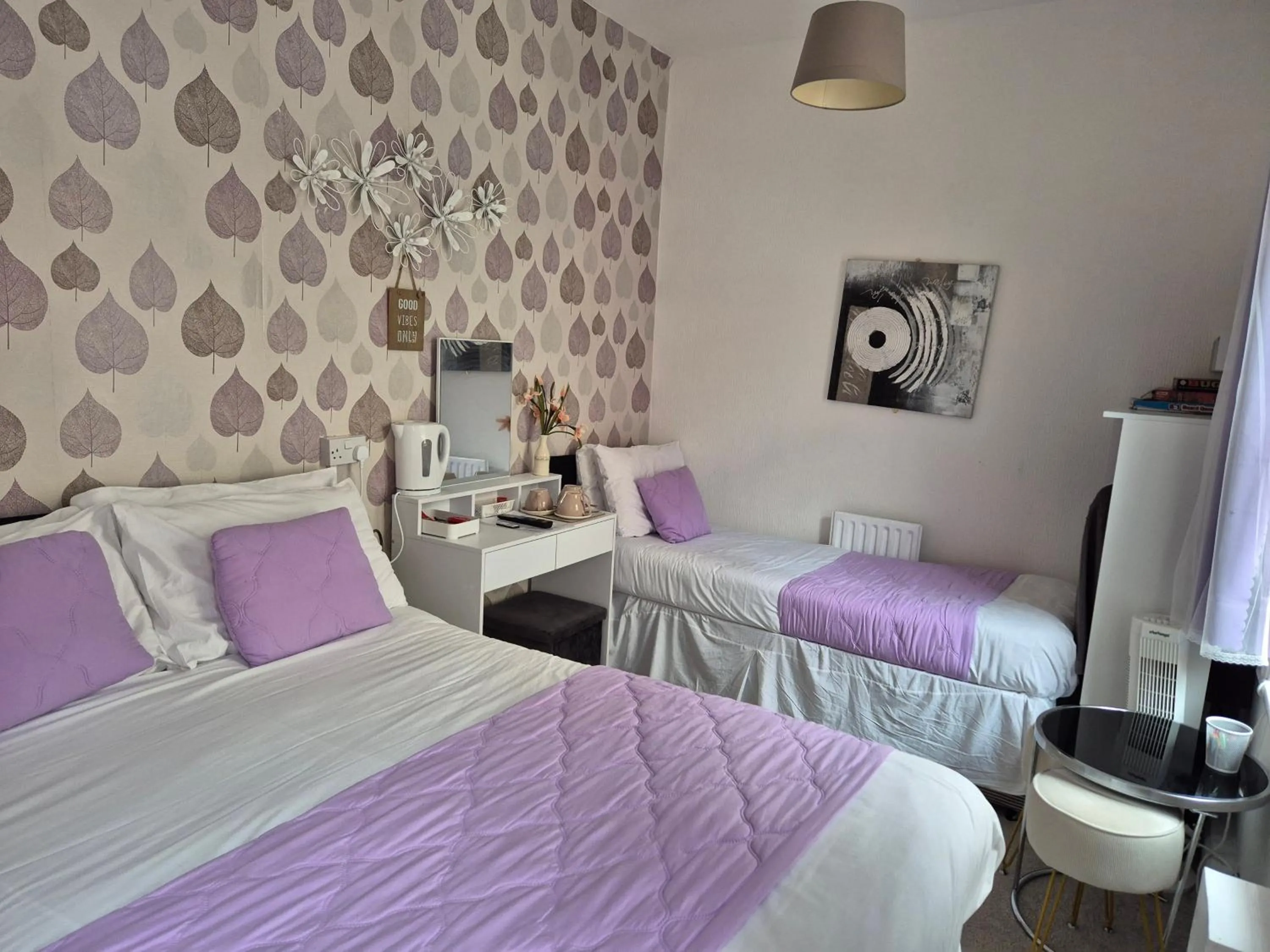Bed in Glendor Hotel
