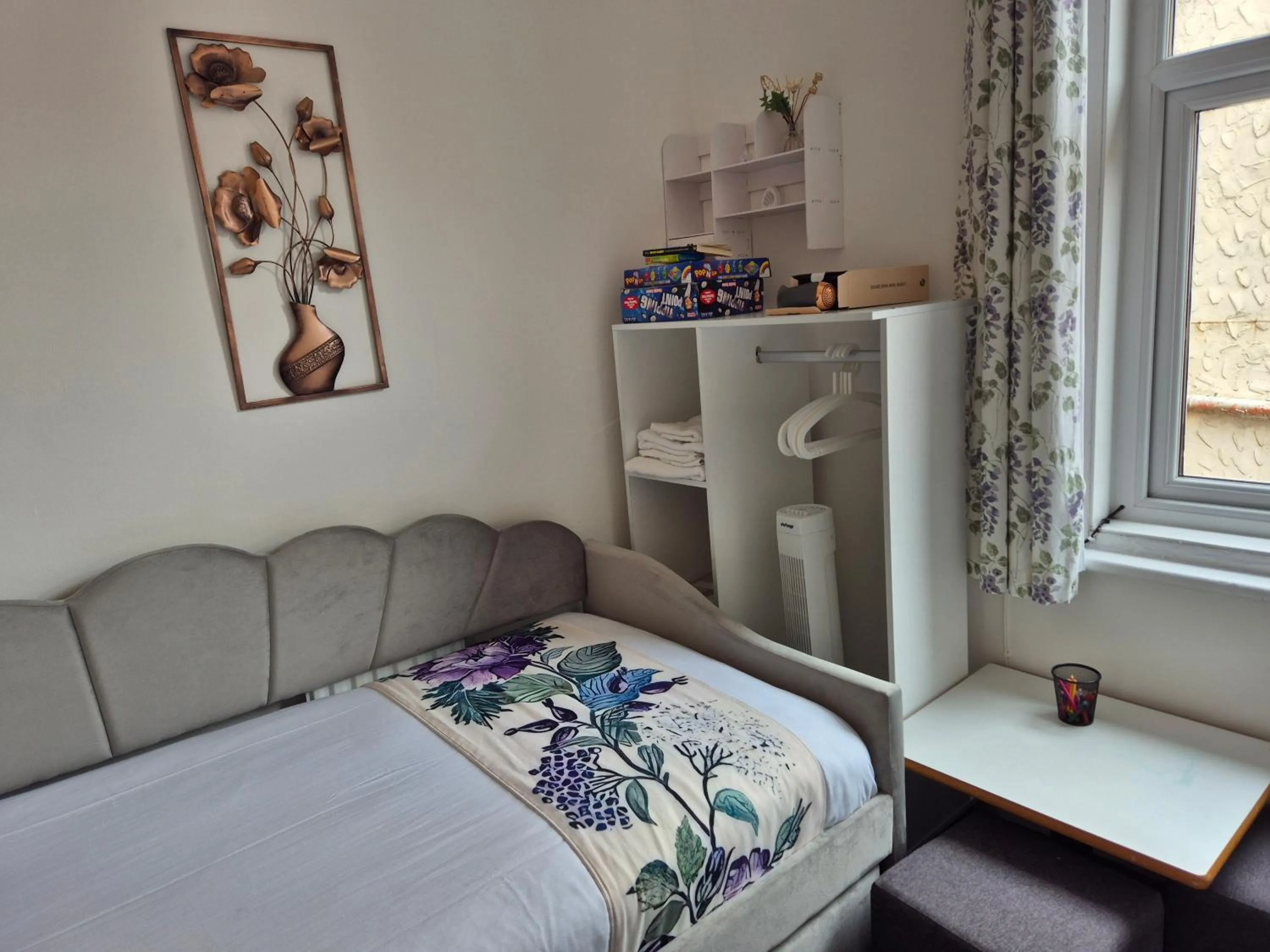 Bed in Glendor Hotel