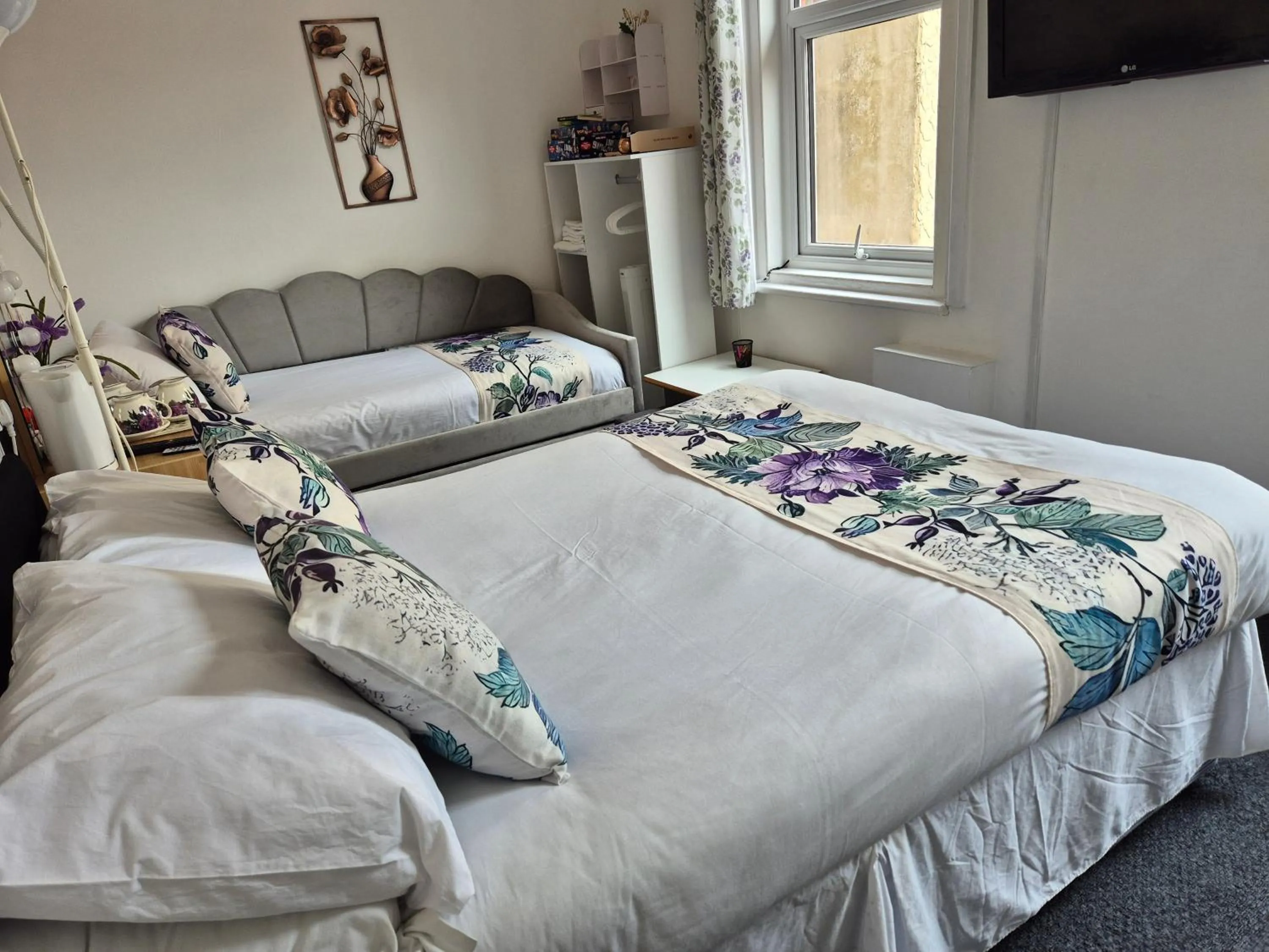 Bed in Glendor Hotel