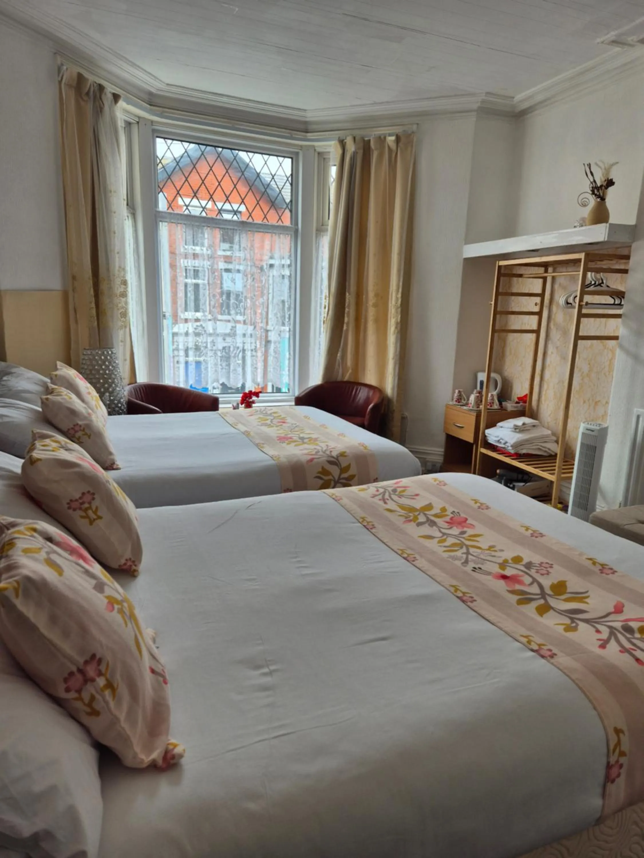 Bed in Glendor Hotel