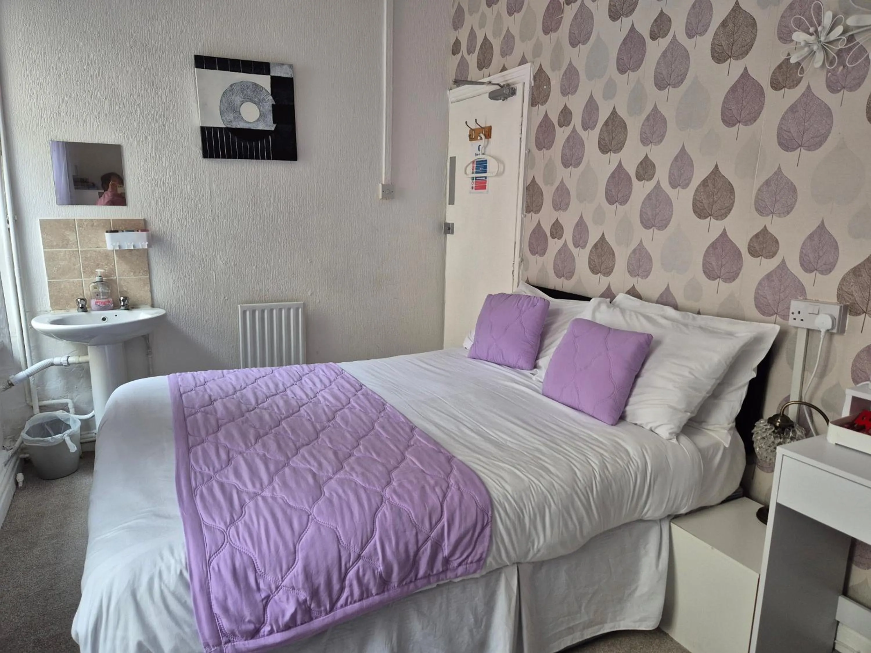 Bed in Glendor Hotel