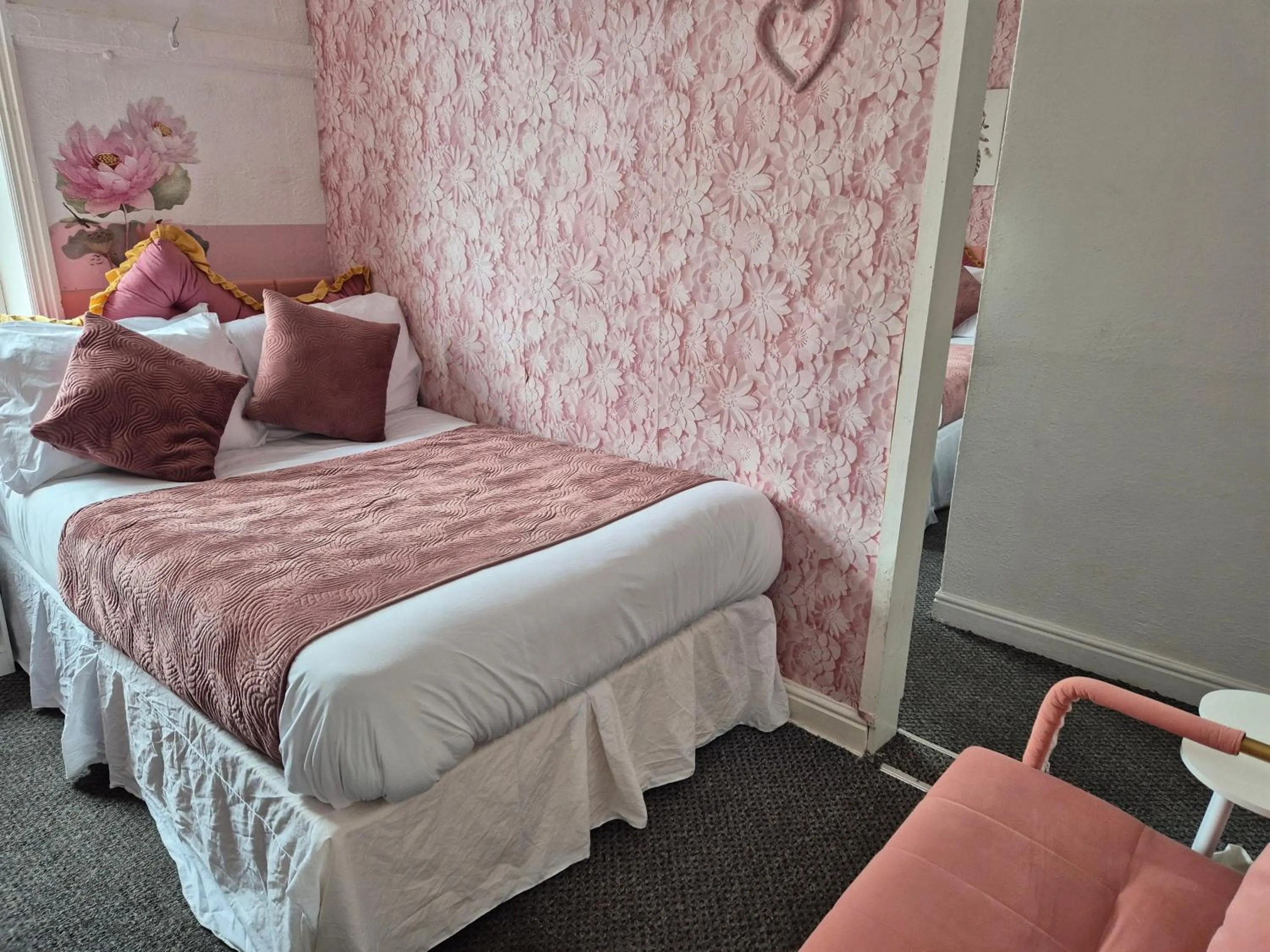 Bed in Glendor Hotel