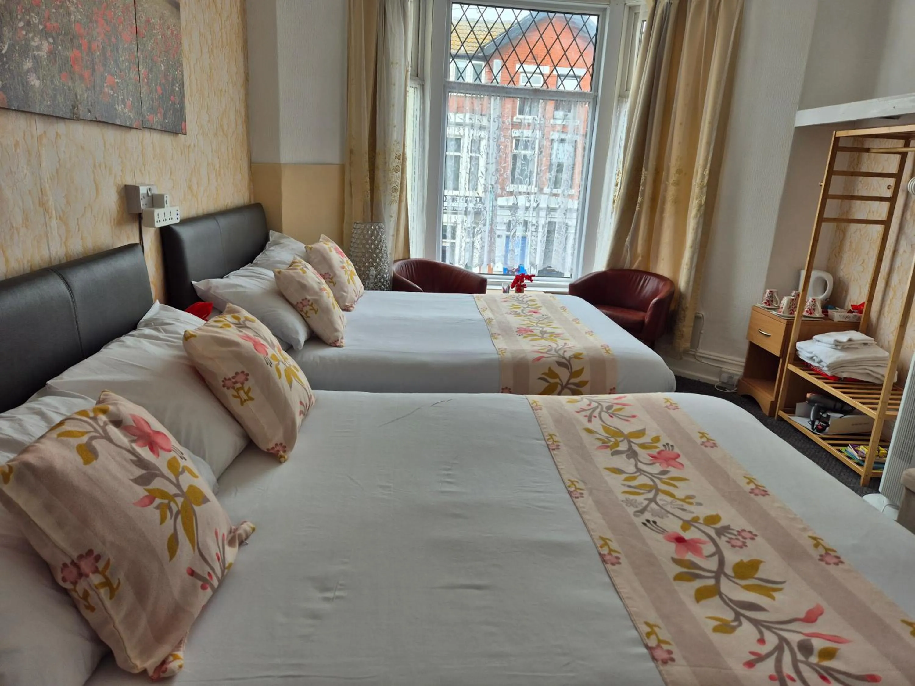 Bed in Glendor Hotel