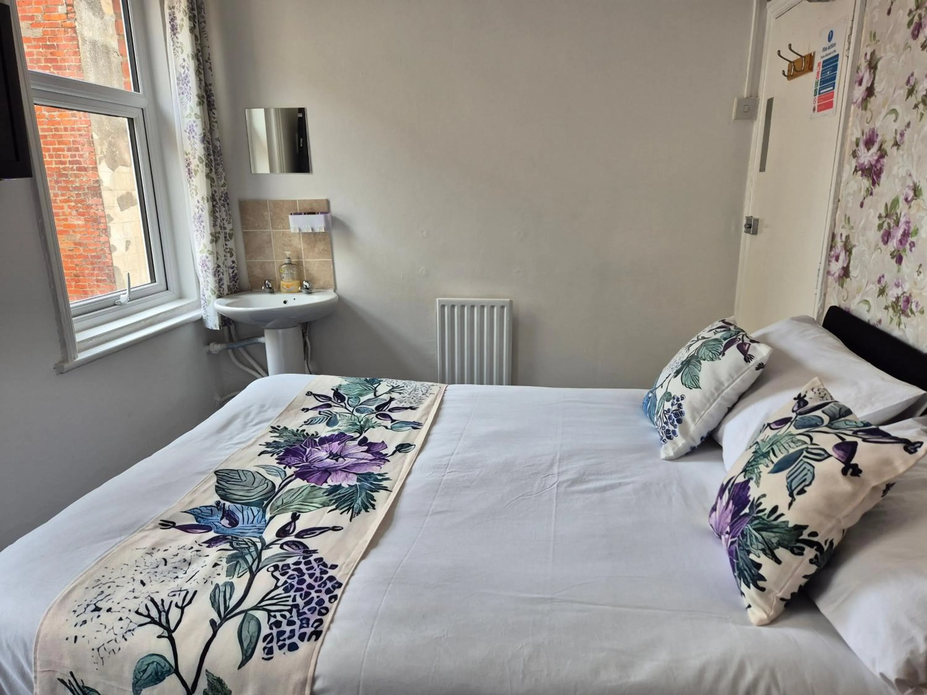 Bed in Glendor Hotel