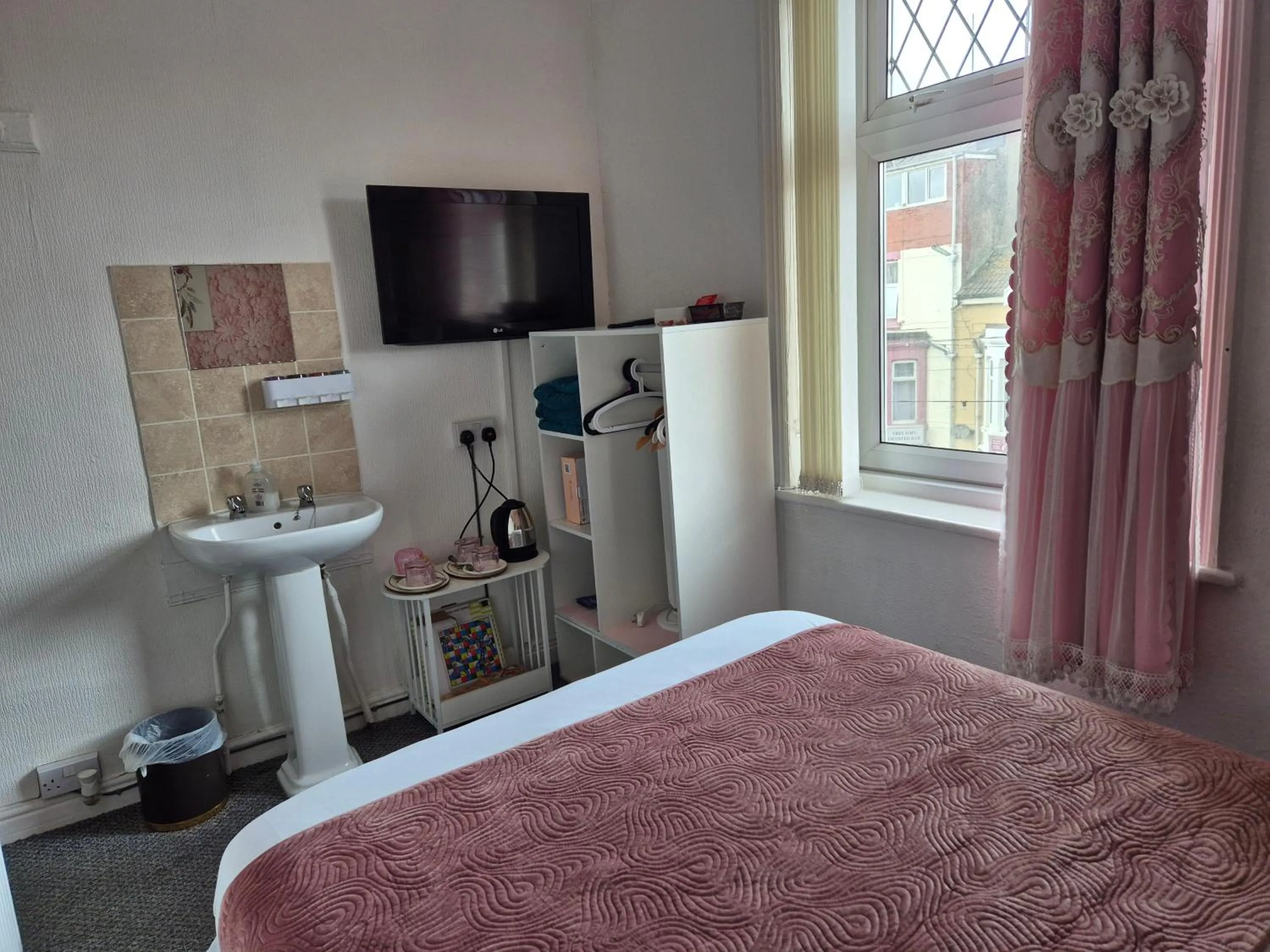 Bed in Glendor Hotel