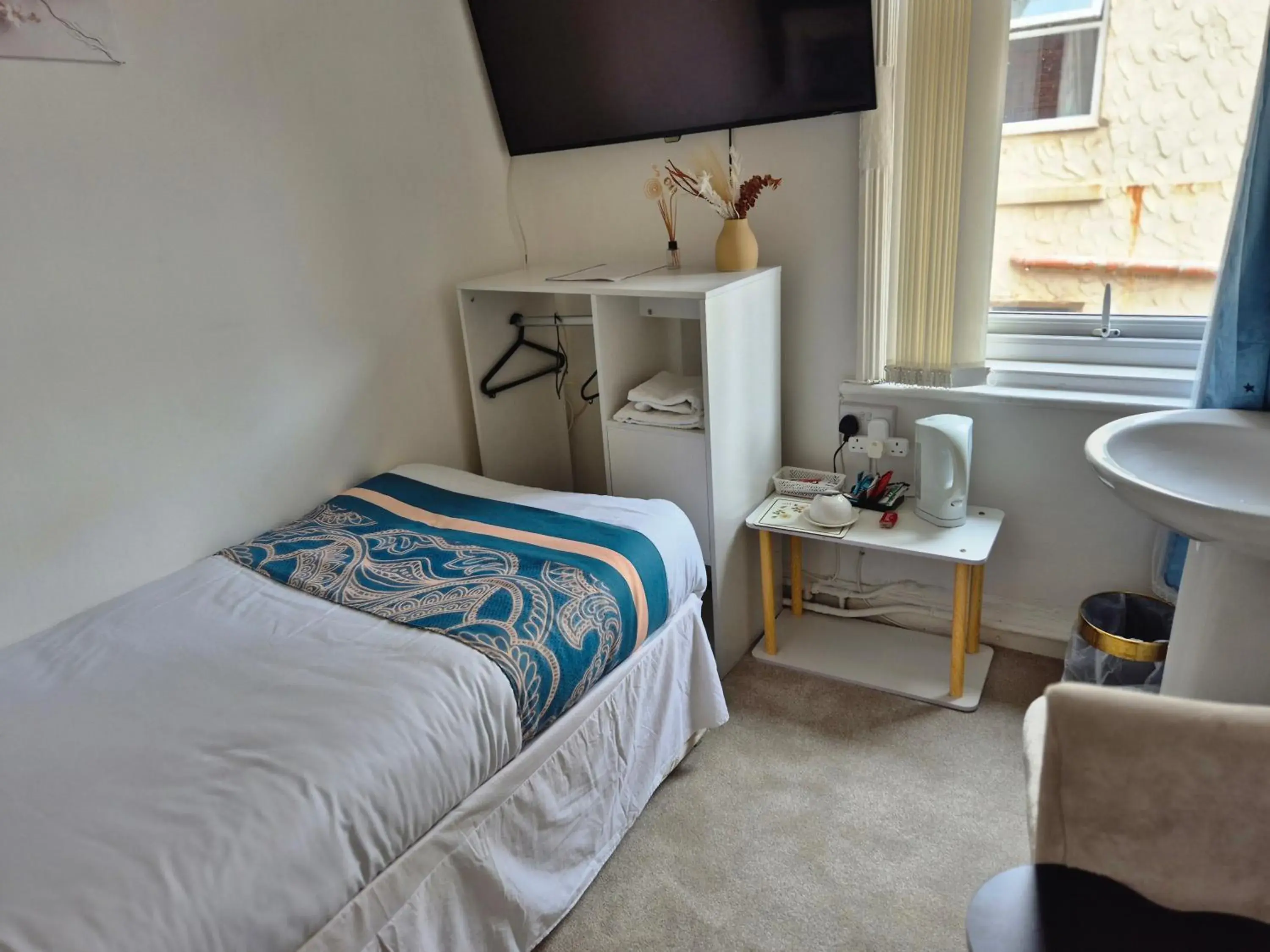 Single Room with Shared Bathroom - single occupancy in Glendor Hotel Single Room with Shared Bathroom - single occupancy in Glendor Hotel
