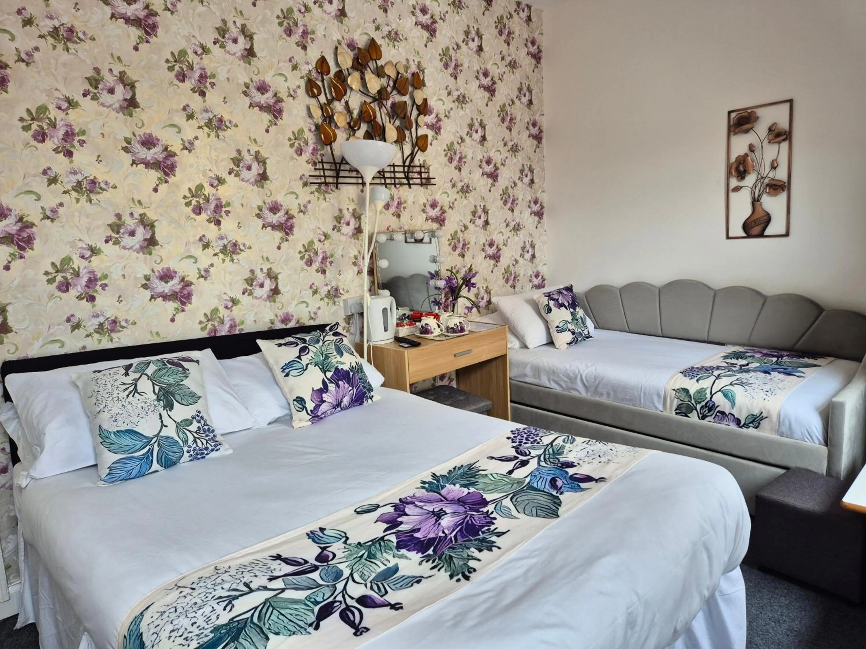 Bed in Glendor Hotel
