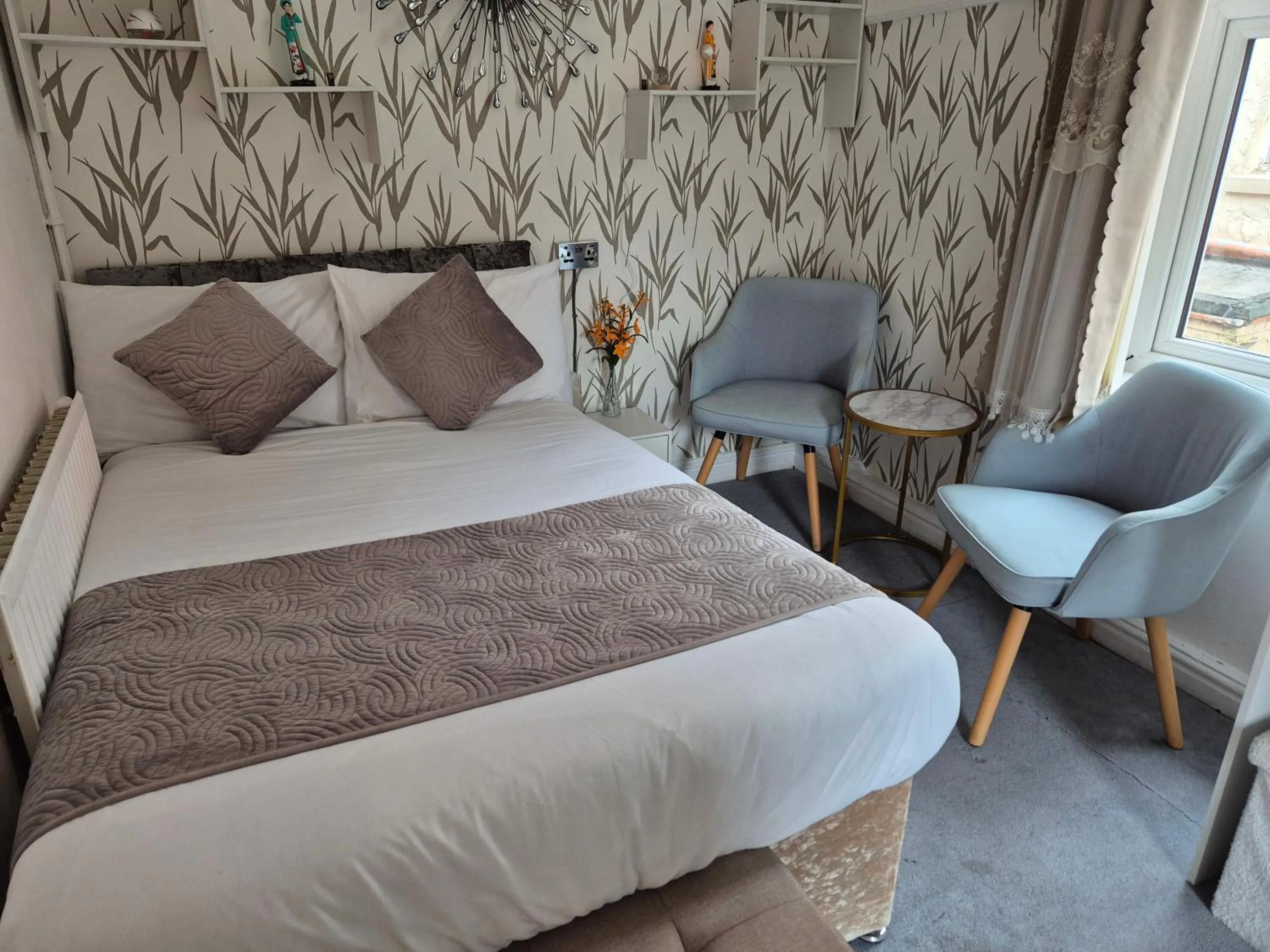 Bed in Glendor Hotel