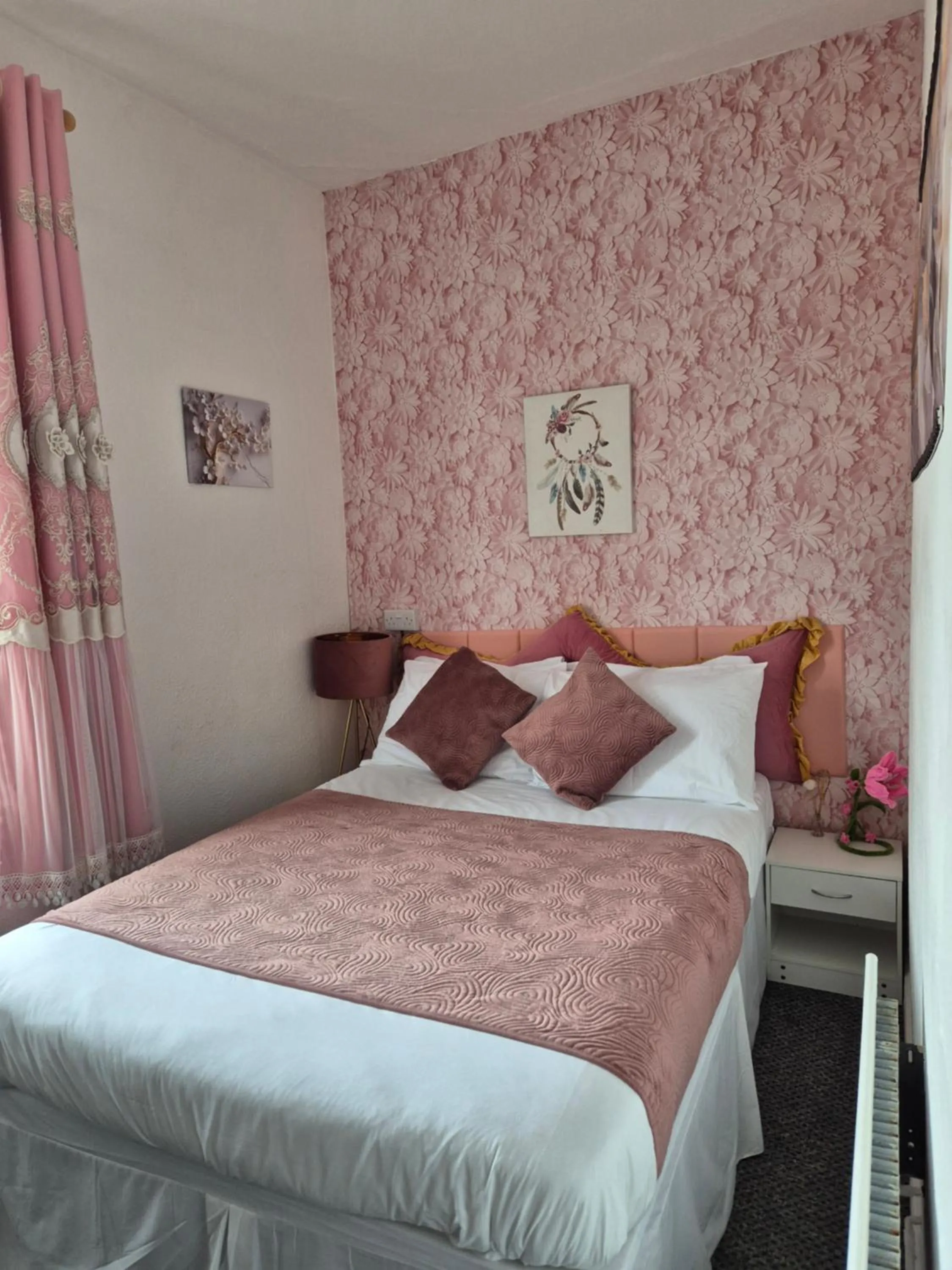 Bed in Glendor Hotel
