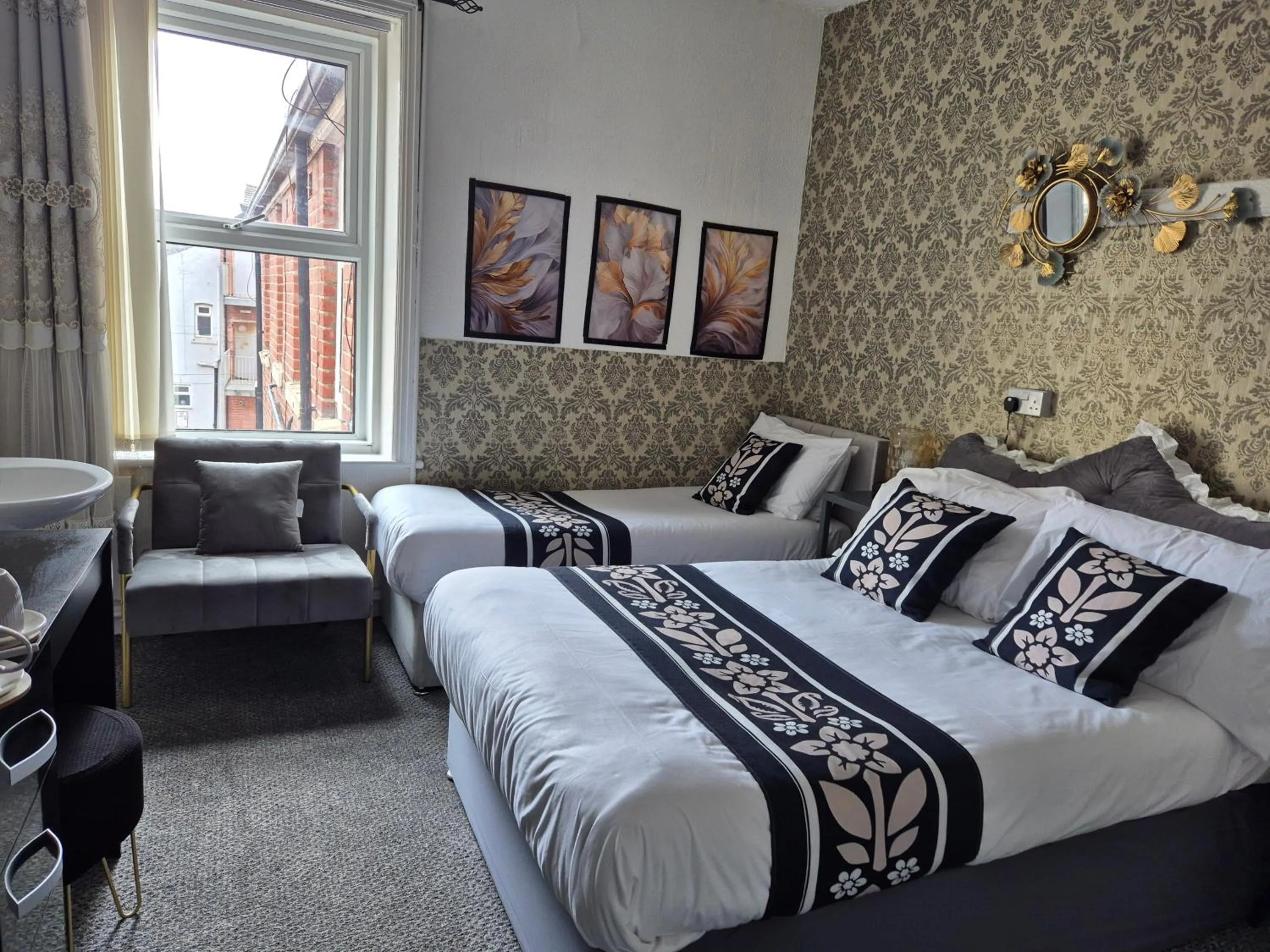 Bed in Glendor Hotel