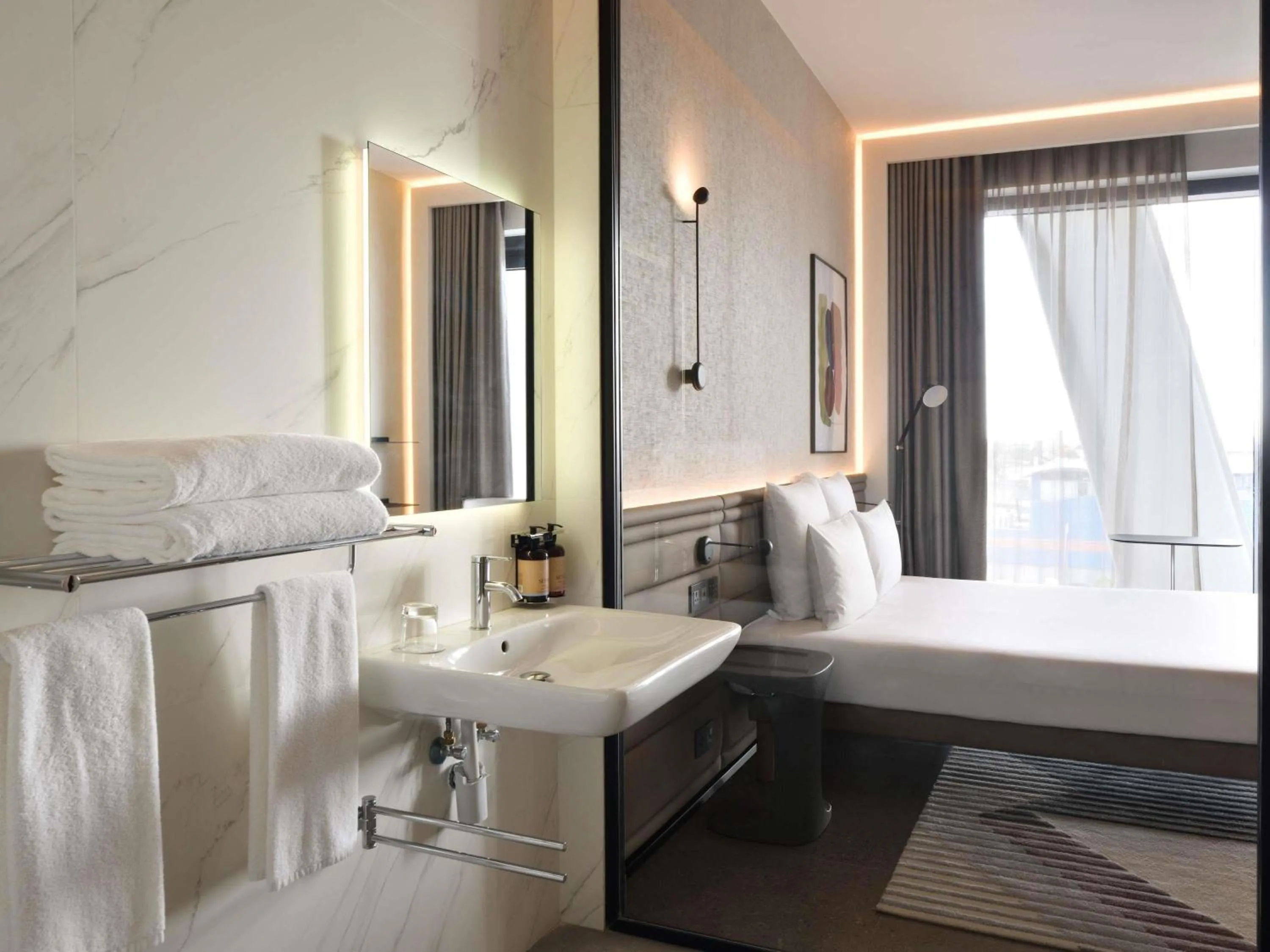 Bedroom, Bed in Novotel Abidjan Marcory