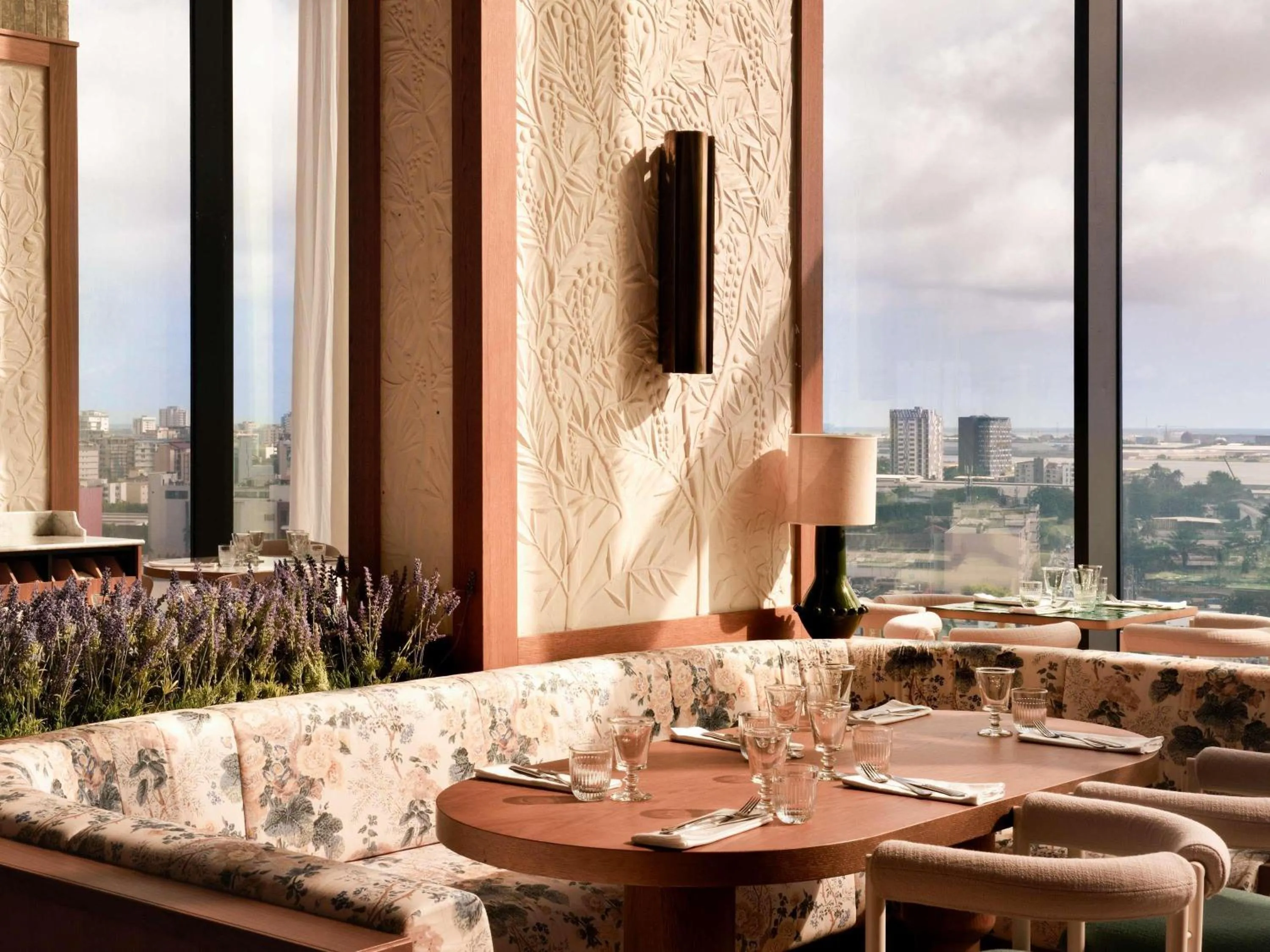 Restaurant/places to eat in Novotel Abidjan Marcory